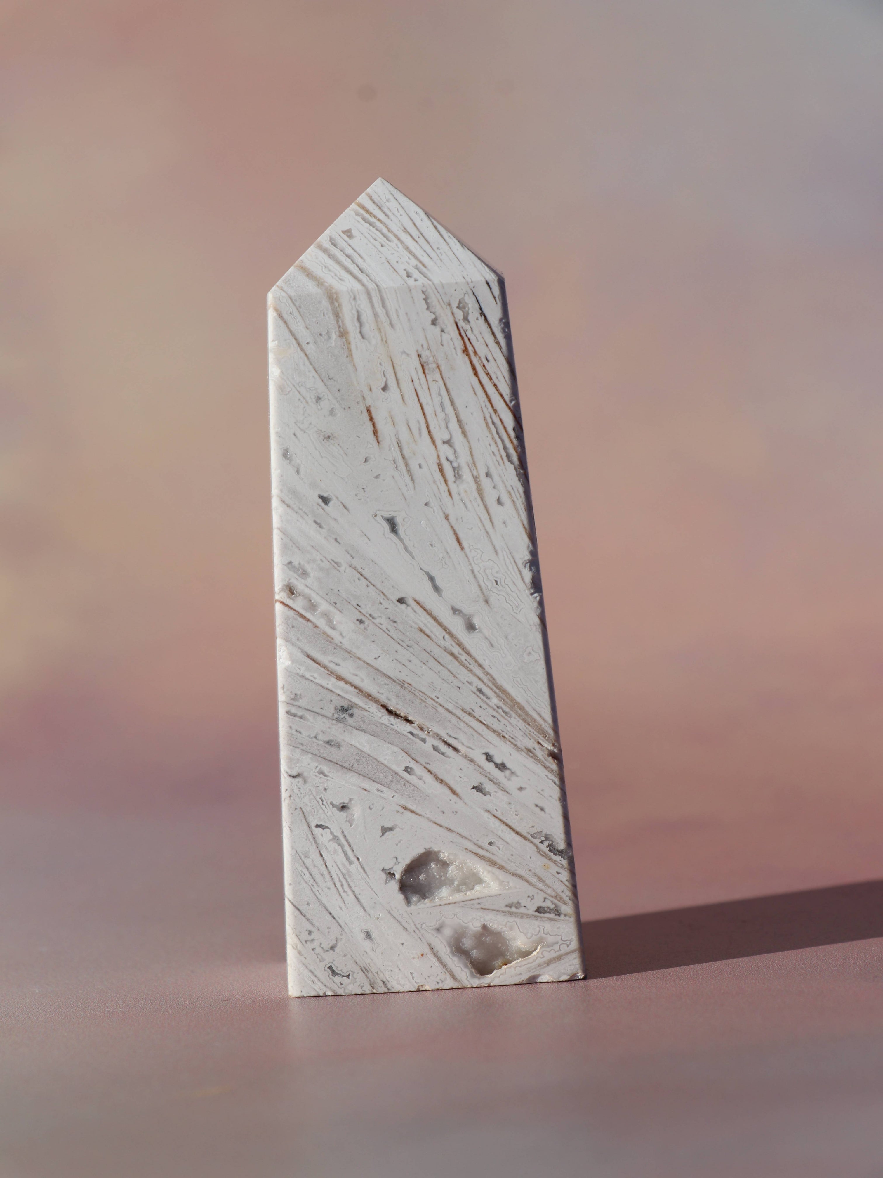 White Lace Agat er en smuk, hvid sten med fine bånd, der bringer ro og klarhed til sindet. Den støtter dig i følelsesmæssig balance, indre fred og selvaccept. Brug den til meditation, stresslindring eller som støtte i svære perioder. En perfekt krystal til dig, der ønsker mere lys og lethed i hverdagen.