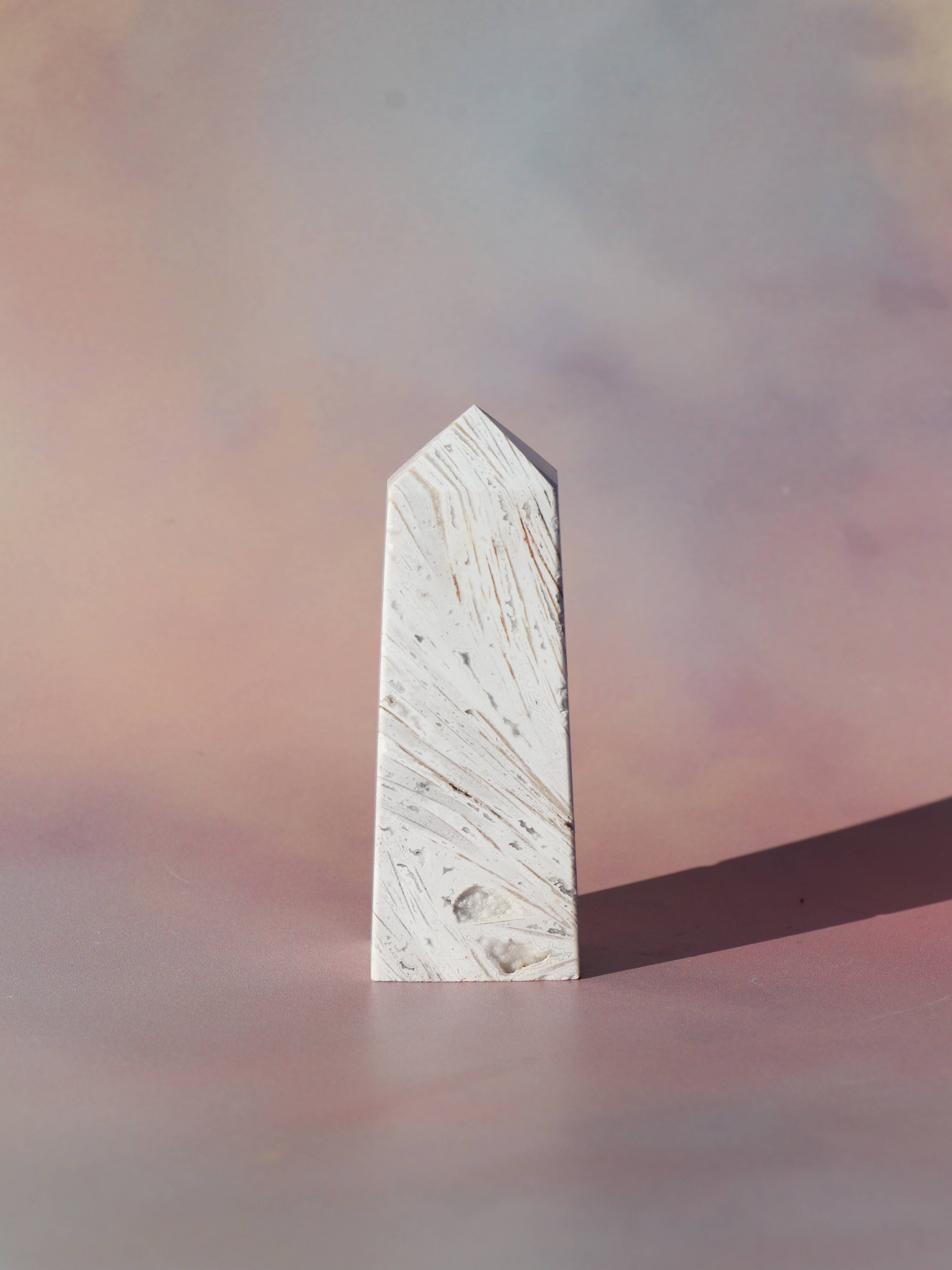 White Lace Agat er en smuk, hvid sten med fine bånd, der bringer ro og klarhed til sindet. Den støtter dig i følelsesmæssig balance, indre fred og selvaccept. Brug den til meditation, stresslindring eller som støtte i svære perioder. En perfekt krystal til dig, der ønsker mere lys og lethed i hverdagen.