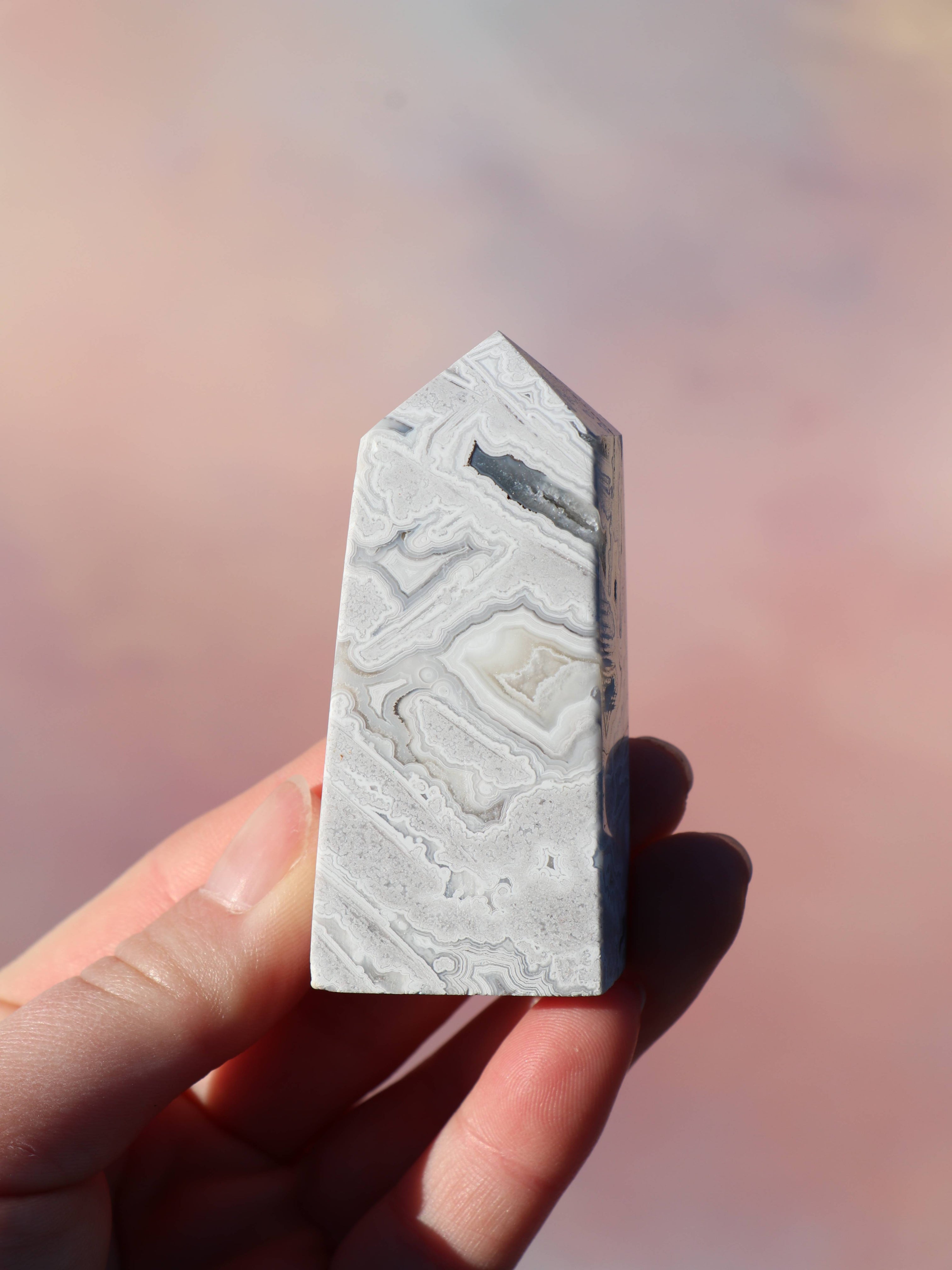 White Lace Agat er en smuk, hvid sten med fine bånd, der bringer ro og klarhed til sindet. Den støtter dig i følelsesmæssig balance, indre fred og selvaccept. Brug den til meditation, stresslindring eller som støtte i svære perioder. En perfekt krystal til dig, der ønsker mere lys og lethed i hverdagen.