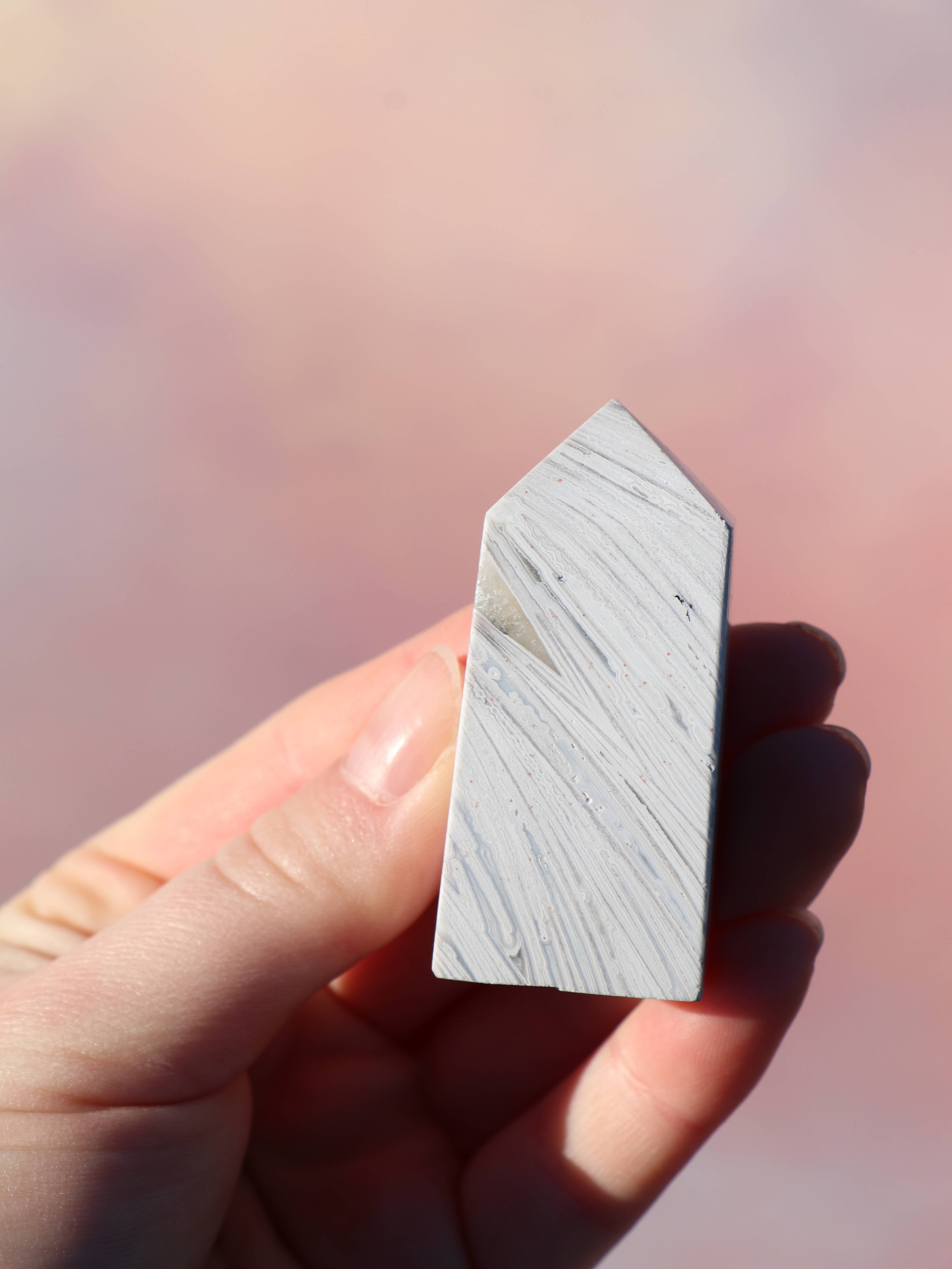 White Lace Agat er en smuk, hvid sten med fine bånd, der bringer ro og klarhed til sindet. Den støtter dig i følelsesmæssig balance, indre fred og selvaccept. Brug den til meditation, stresslindring eller som støtte i svære perioder. En perfekt krystal til dig, der ønsker mere lys og lethed i hverdagen.
