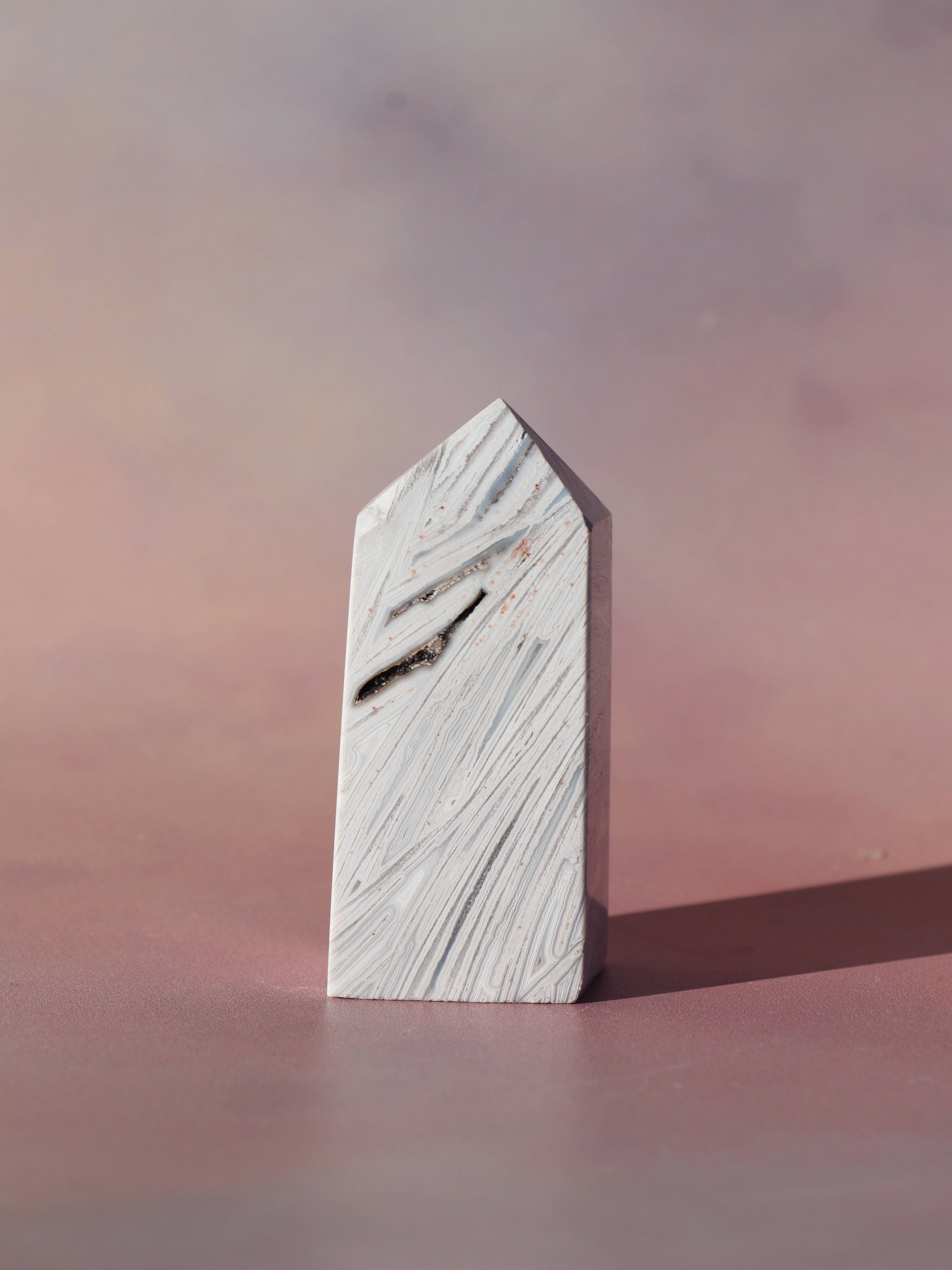 White Lace Agat er en smuk, hvid sten med fine bånd, der bringer ro og klarhed til sindet. Den støtter dig i følelsesmæssig balance, indre fred og selvaccept. Brug den til meditation, stresslindring eller som støtte i svære perioder. En perfekt krystal til dig, der ønsker mere lys og lethed i hverdagen.