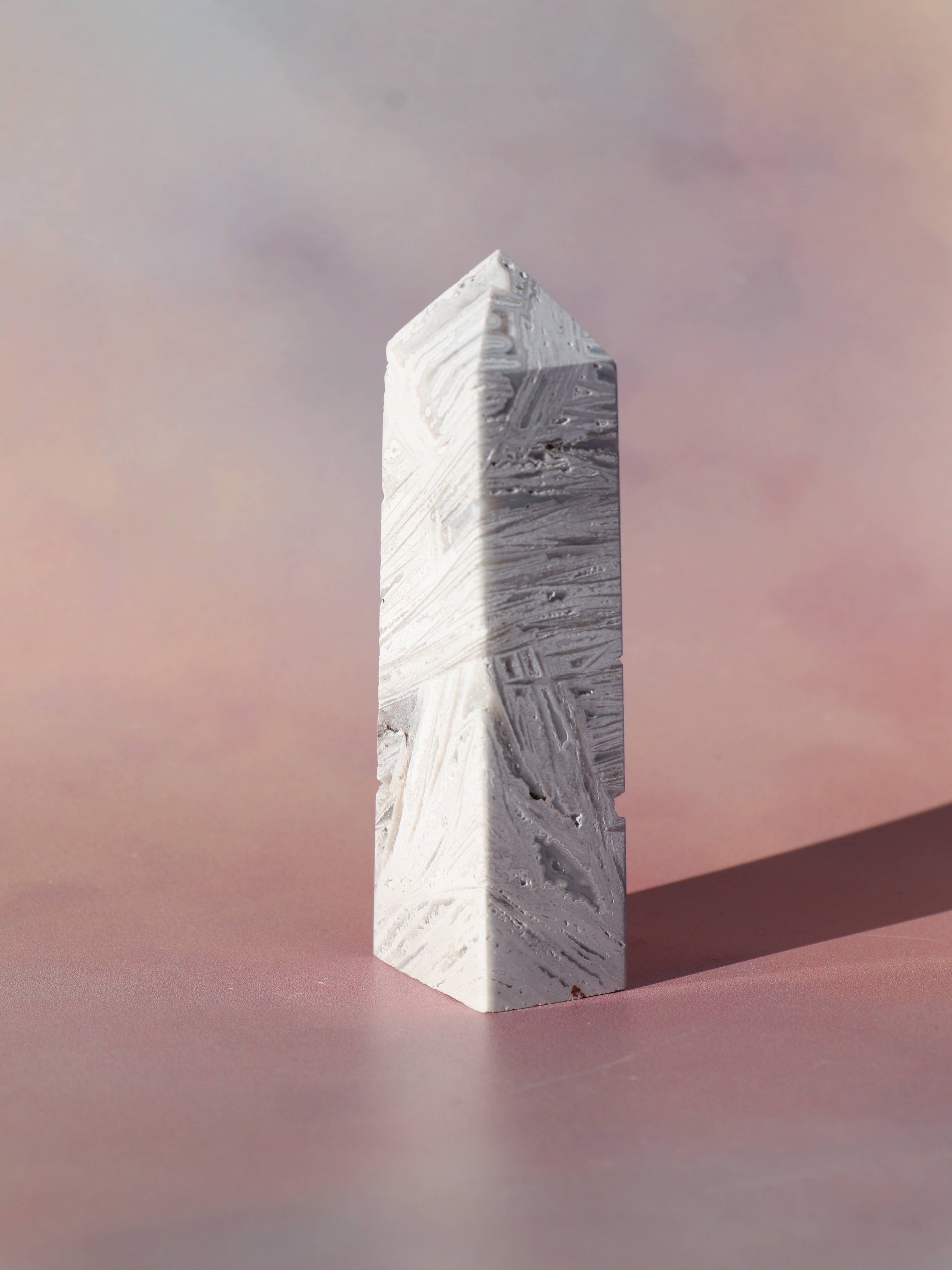 White Lace Agat er en smuk, hvid sten med fine bånd, der bringer ro og klarhed til sindet. Den støtter dig i følelsesmæssig balance, indre fred og selvaccept. Brug den til meditation, stresslindring eller som støtte i svære perioder. En perfekt krystal til dig, der ønsker mere lys og lethed i hverdagen.