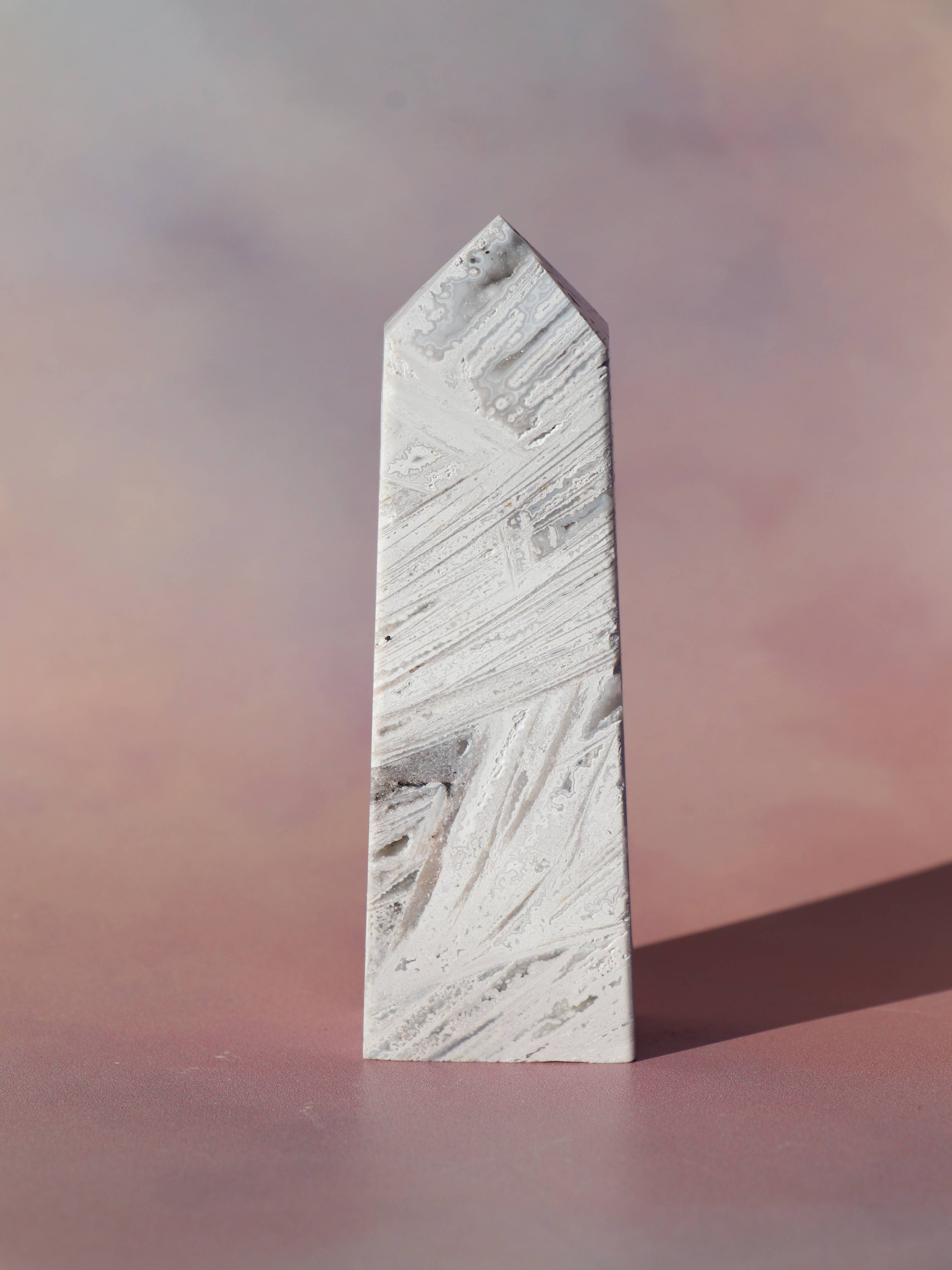 White Lace Agat er en smuk, hvid sten med fine bånd, der bringer ro og klarhed til sindet. Den støtter dig i følelsesmæssig balance, indre fred og selvaccept. Brug den til meditation, stresslindring eller som støtte i svære perioder. En perfekt krystal til dig, der ønsker mere lys og lethed i hverdagen.