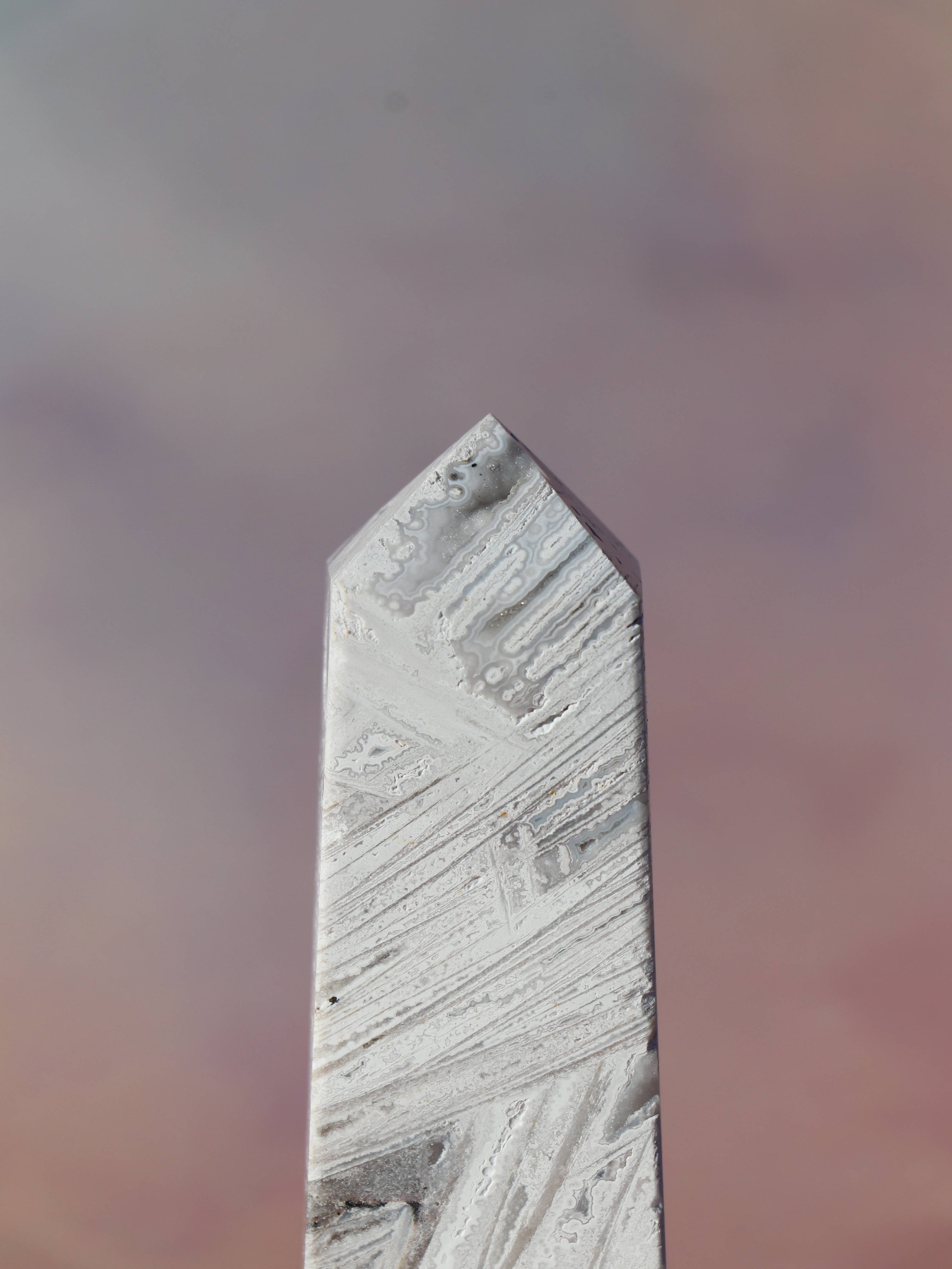 White Lace Agat er en smuk, hvid sten med fine bånd, der bringer ro og klarhed til sindet. Den støtter dig i følelsesmæssig balance, indre fred og selvaccept. Brug den til meditation, stresslindring eller som støtte i svære perioder. En perfekt krystal til dig, der ønsker mere lys og lethed i hverdagen.