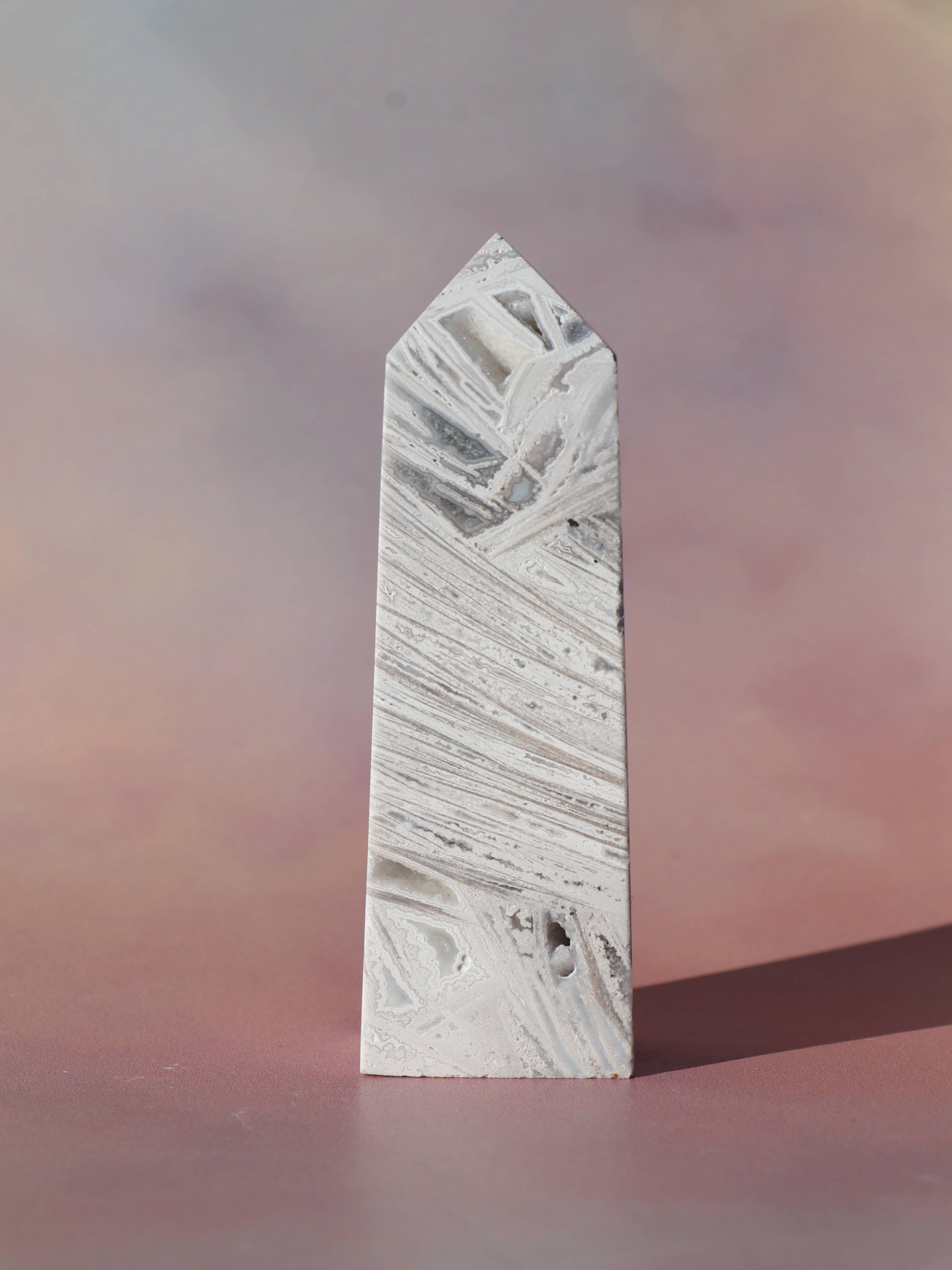 White Lace Agat er en smuk, hvid sten med fine bånd, der bringer ro og klarhed til sindet. Den støtter dig i følelsesmæssig balance, indre fred og selvaccept. Brug den til meditation, stresslindring eller som støtte i svære perioder. En perfekt krystal til dig, der ønsker mere lys og lethed i hverdagen.