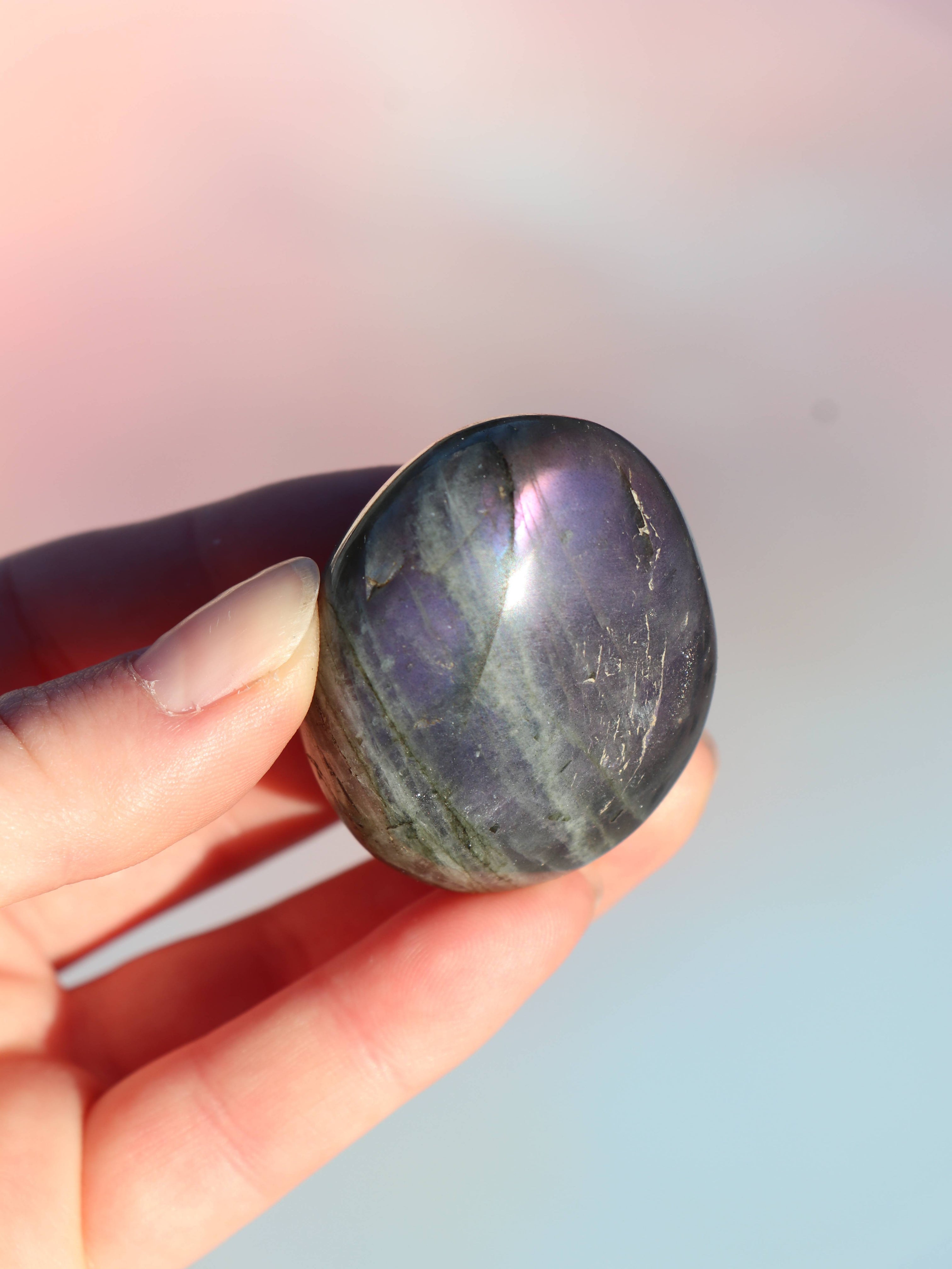 Sunset Labradorit er en smuk, beskyttende krystal, der styrker kommunikation og intuition. Med sin iriserende farvespil hjælper den med at åbne hals- og tredje øje chakra, samtidig med at den beskytter mod negativ energi. Perfekt til spirituel vækst og selvudtryk.