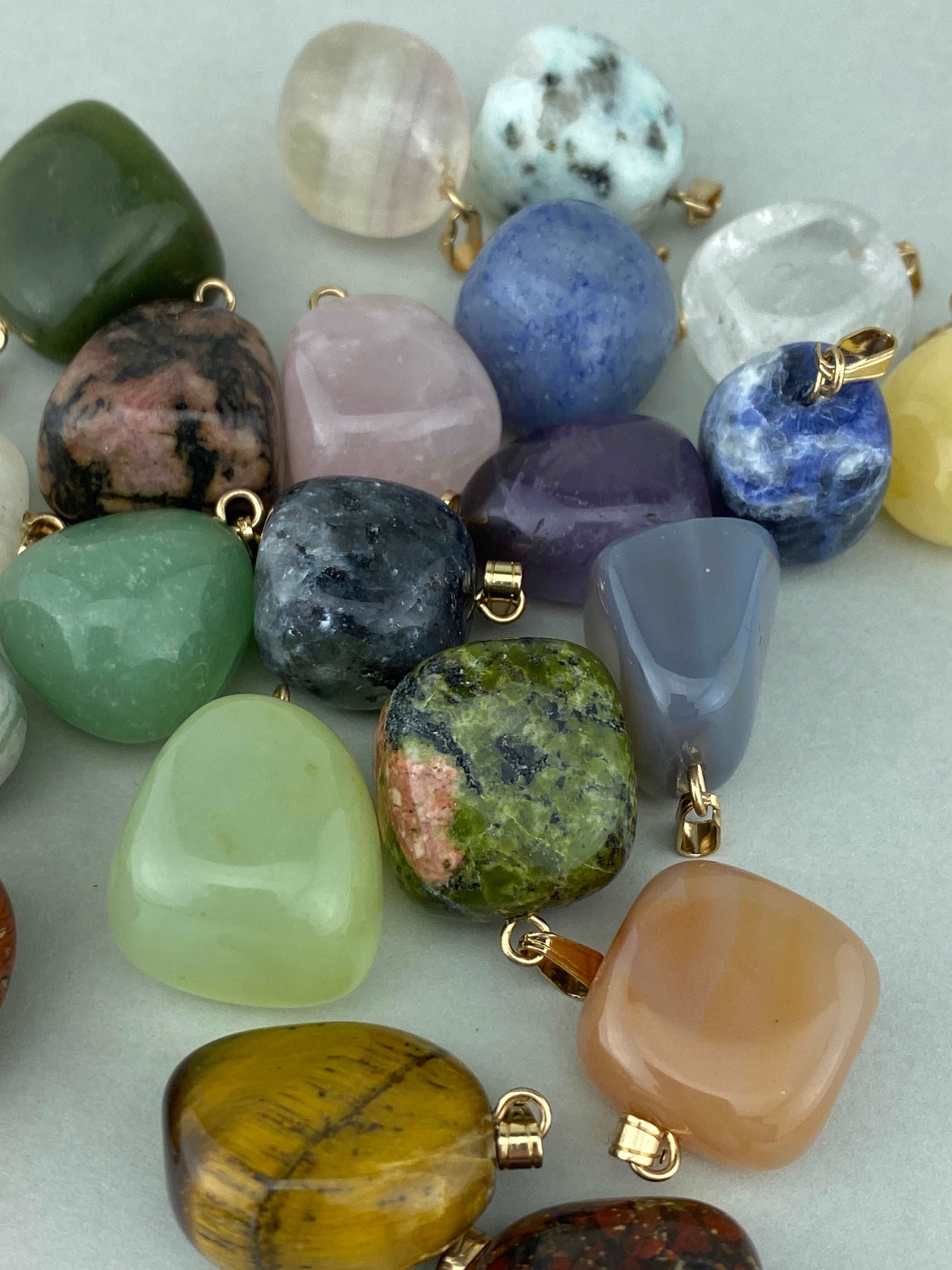 Lysegrøn jade Vedhæng - CuriousCompassion.dk