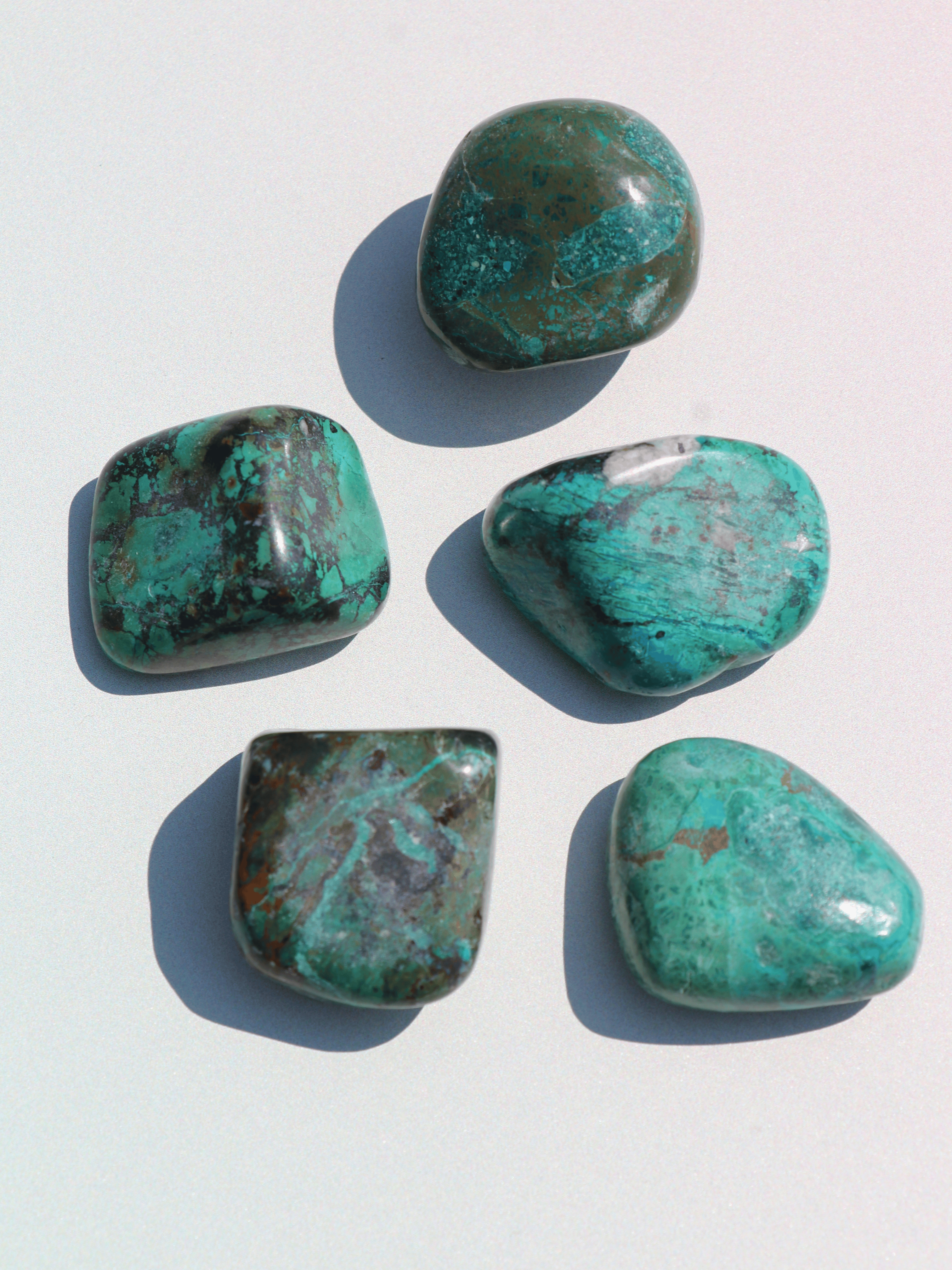 Chrysocolla er til dig, der tit føler dig overvældet. Den har en beroligende energi der giver dig overskud til at kunne overskue stressfulde situationer. &nbsp;