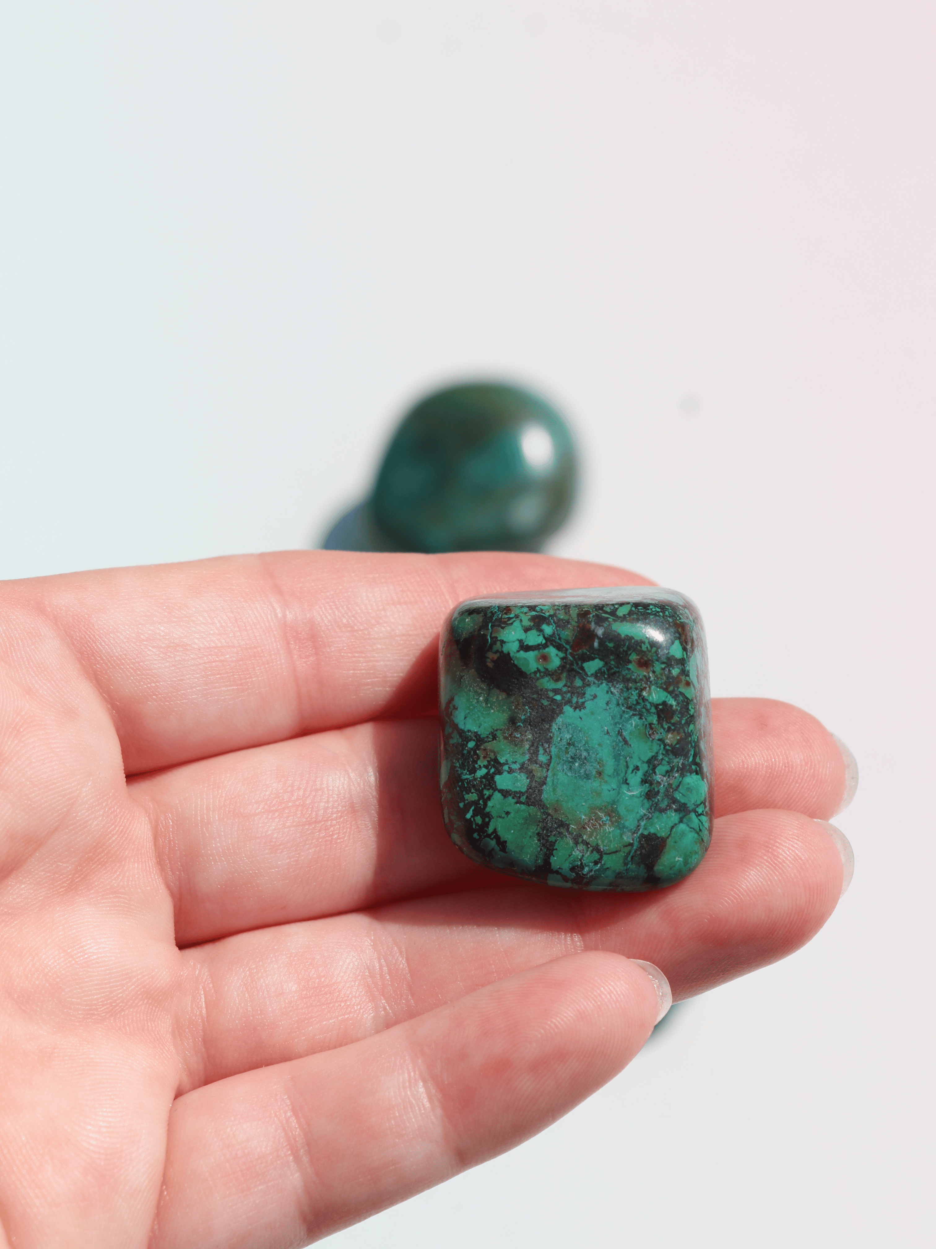Chrysocolla er til dig, der tit føler dig overvældet. Den har en beroligende energi der giver dig overskud til at kunne overskue stressfulde situationer. &nbsp;