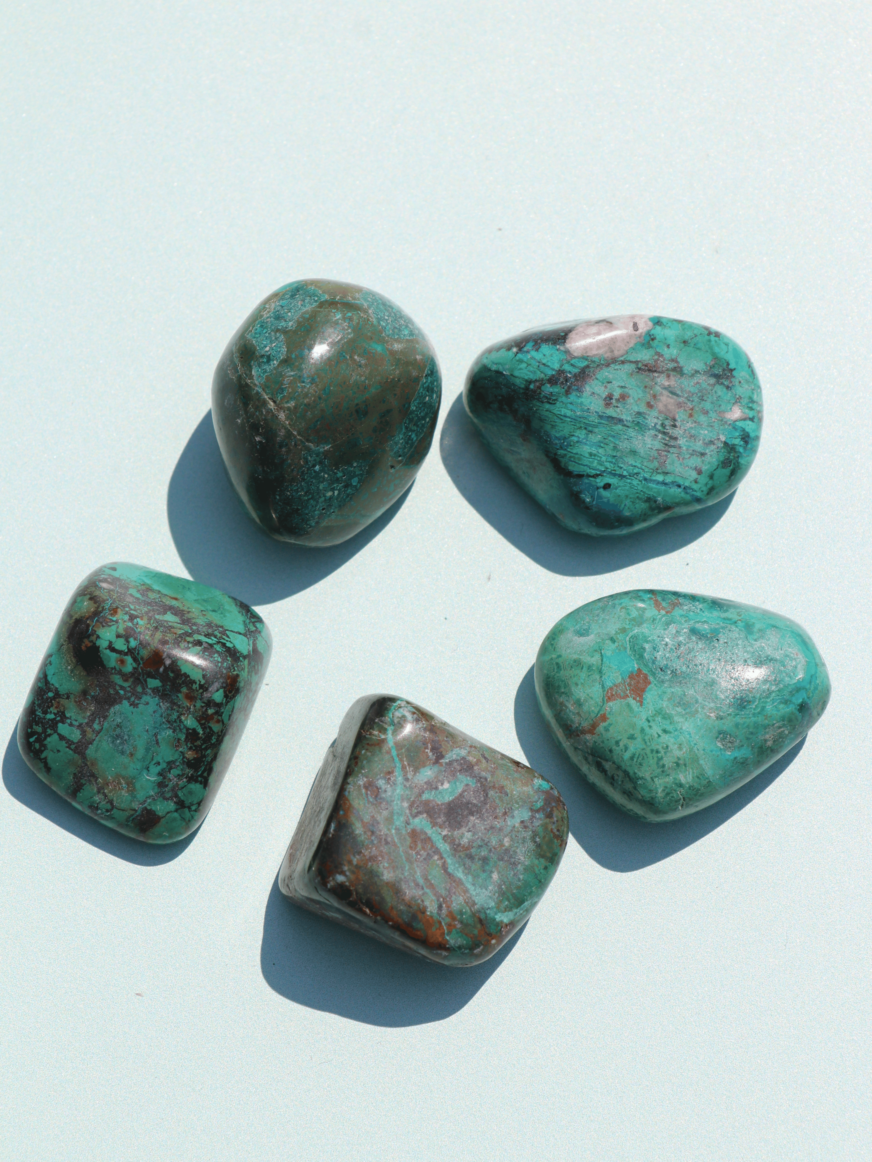 Chrysocolla er til dig, der tit føler dig overvældet. Den har en beroligende energi der giver dig overskud til at kunne overskue stressfulde situationer. &nbsp;