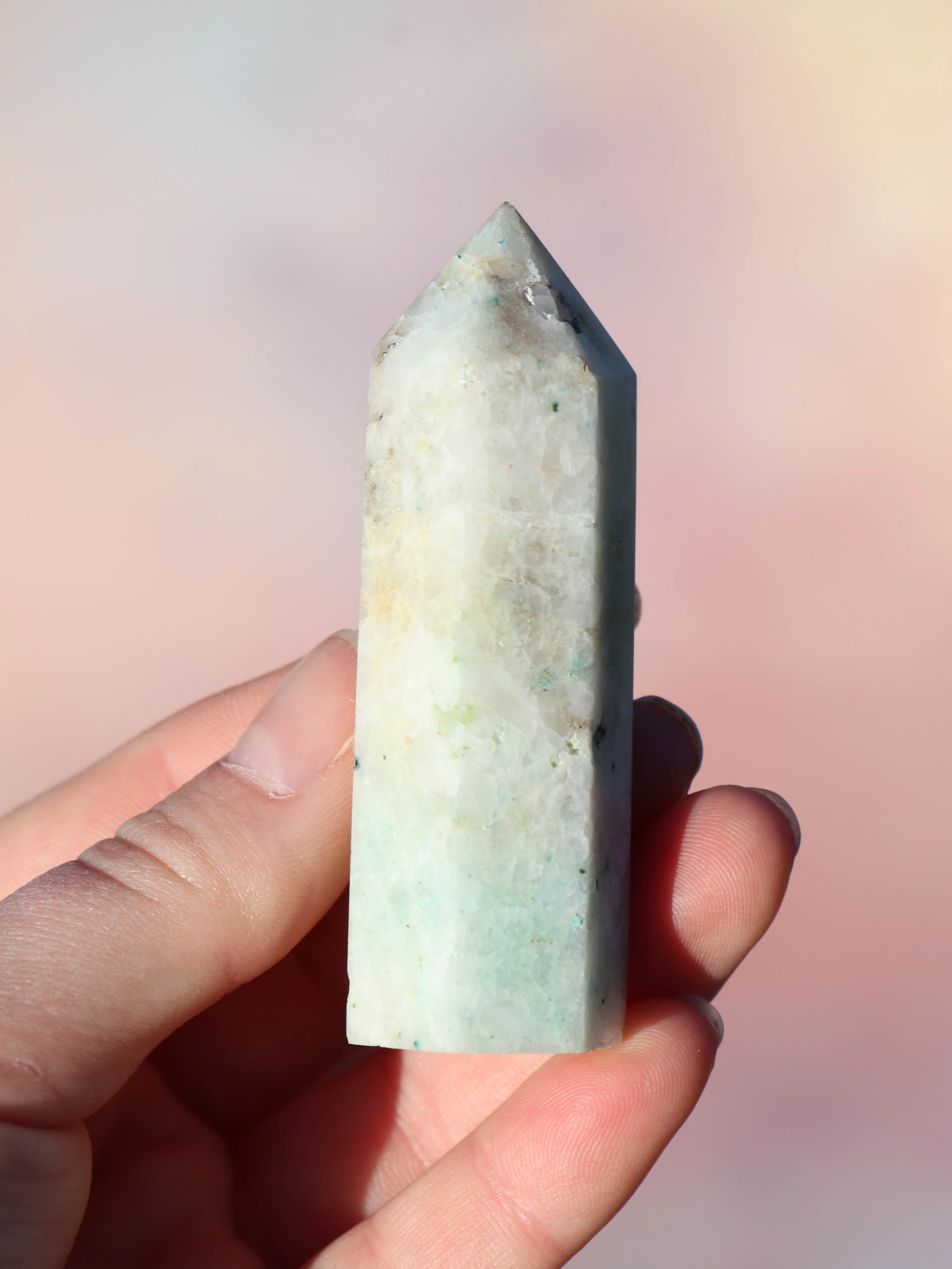 Fønix er en ultra smuk blå/grøn blanding af flere krystaller. Fønix er kendt som en compassion sten, der er en kombination af malakit, chrysocolla og turkis.