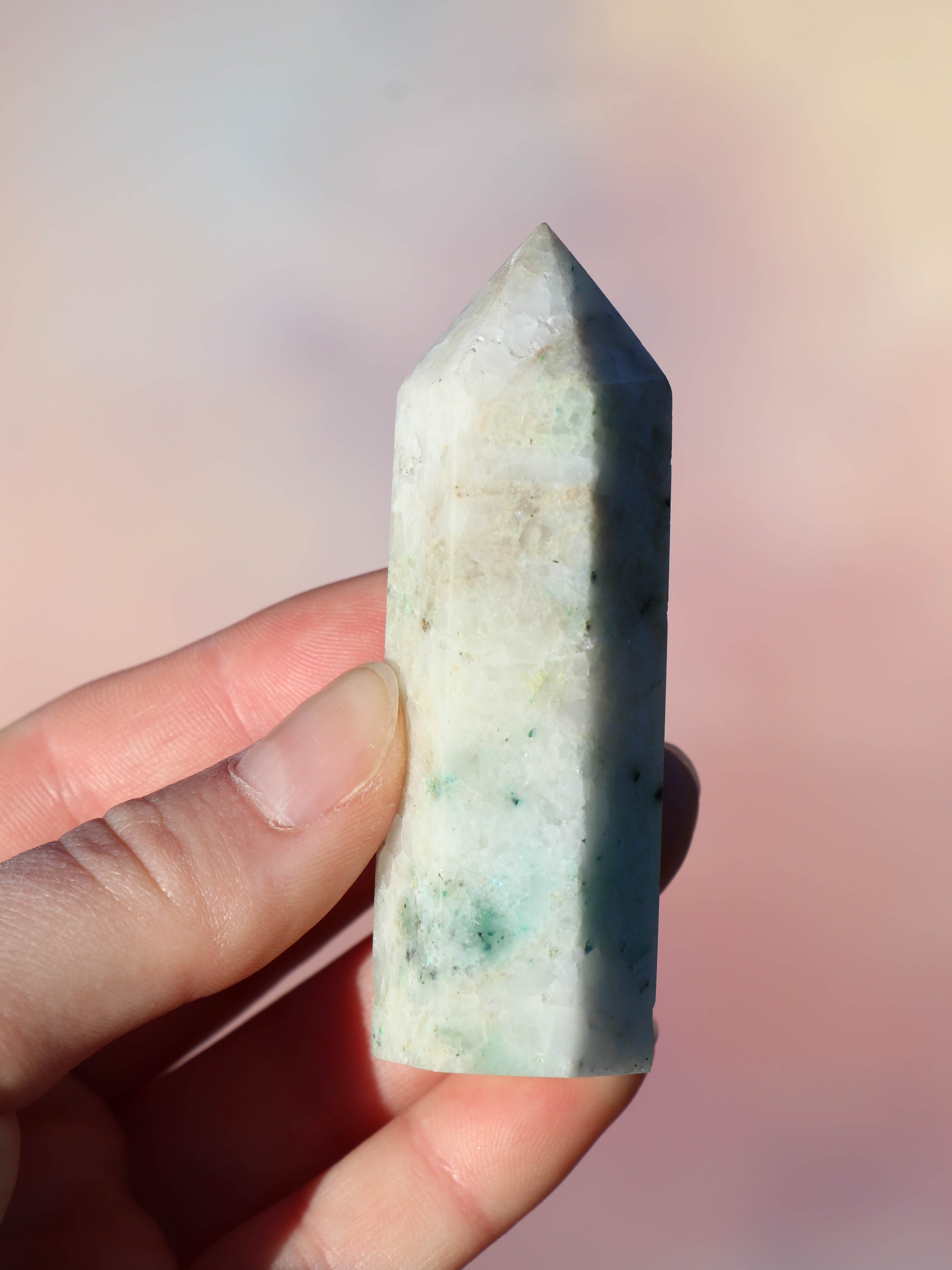 Fønix er en ultra smuk blå/grøn blanding af flere krystaller. Fønix er kendt som en compassion sten, der er en kombination af malakit, chrysocolla og turkis.