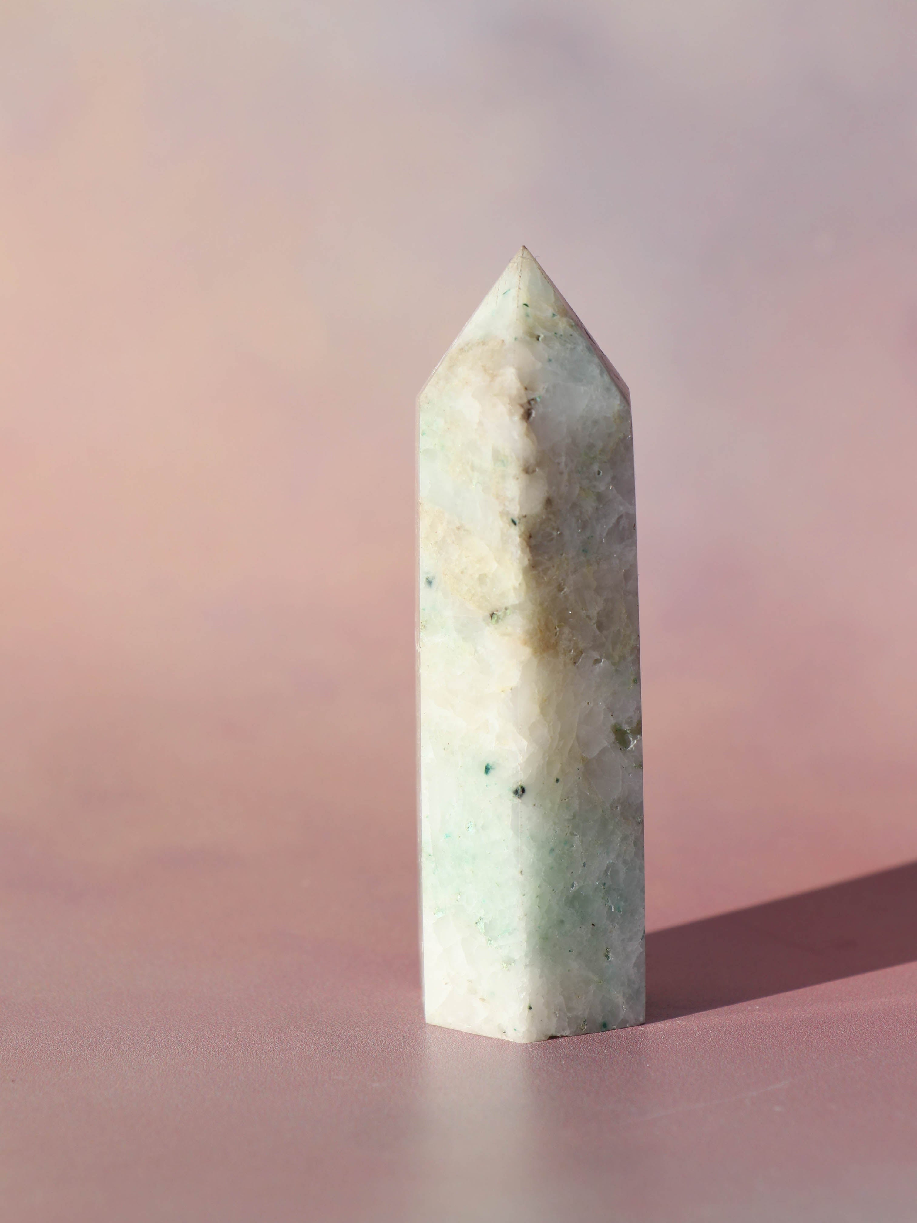 Fønix er en ultra smuk blå/grøn blanding af flere krystaller. Fønix er kendt som en compassion sten, der er en kombination af malakit, chrysocolla og turkis.