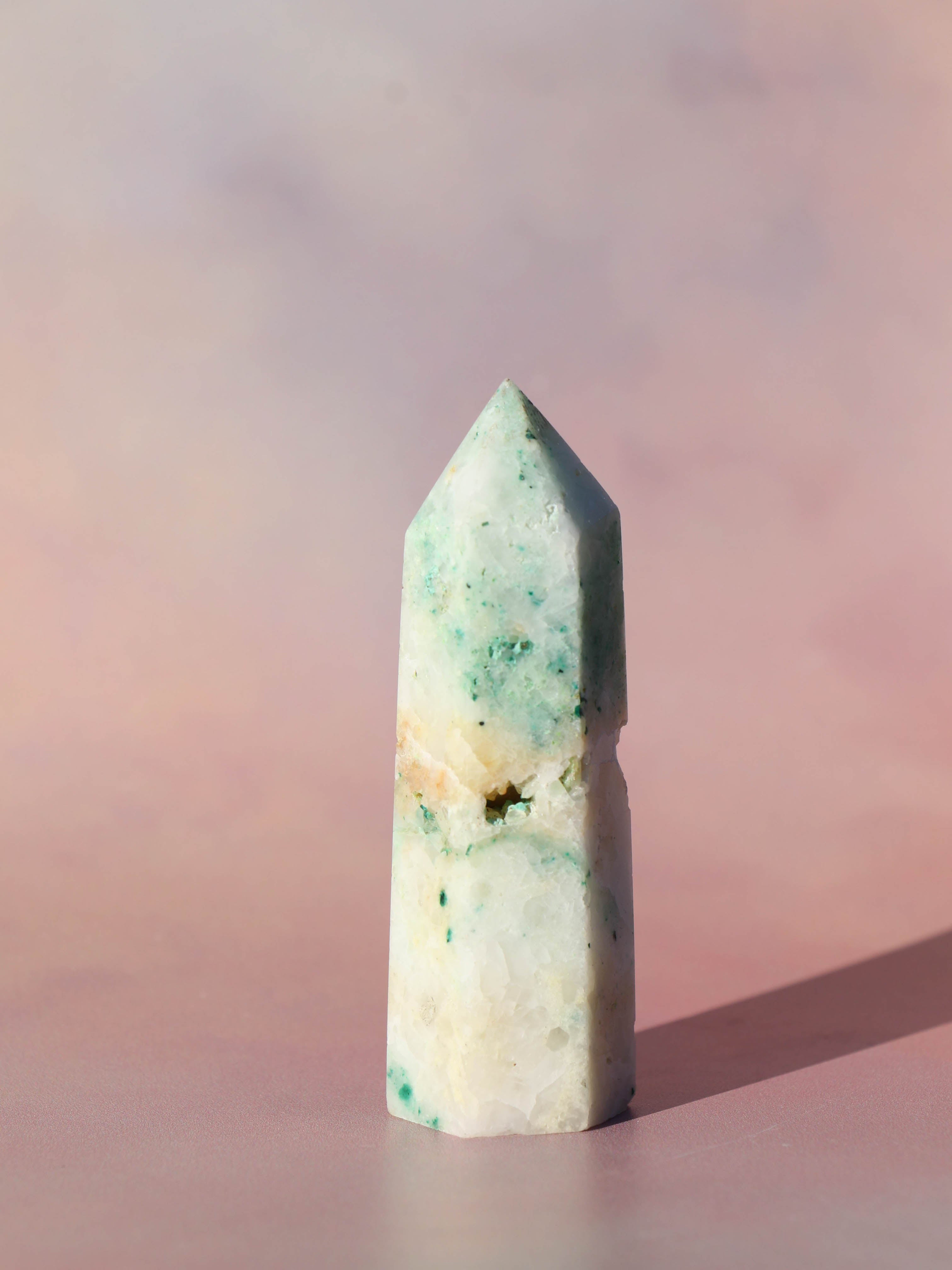 Fønix er en ultra smuk blå/grøn blanding af flere krystaller. Fønix er kendt som en compassion sten, der er en kombination af malakit, chrysocolla og turkis.