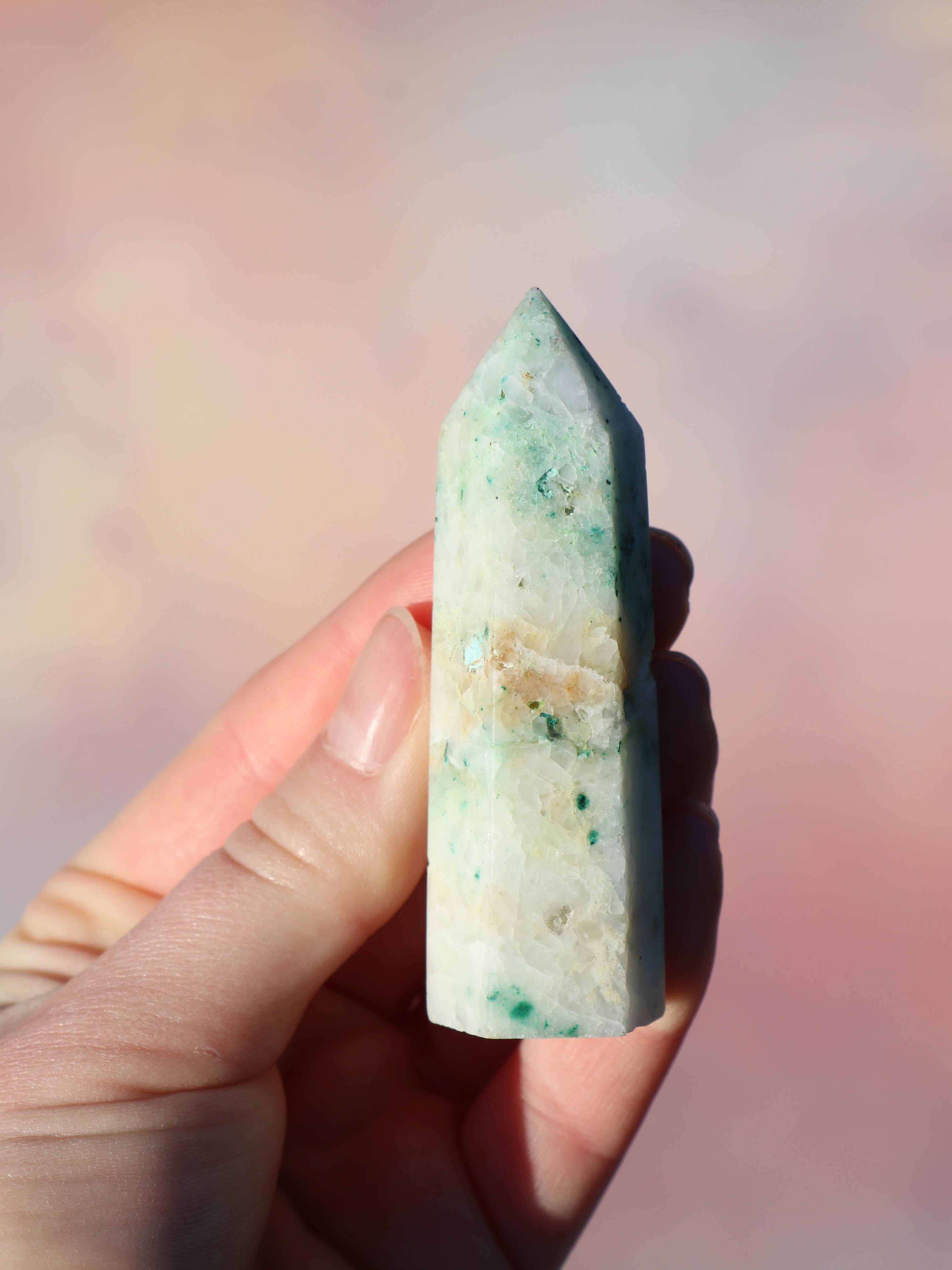 Fønix er en ultra smuk blå/grøn blanding af flere krystaller. Fønix er kendt som en compassion sten, der er en kombination af malakit, chrysocolla og turkis.