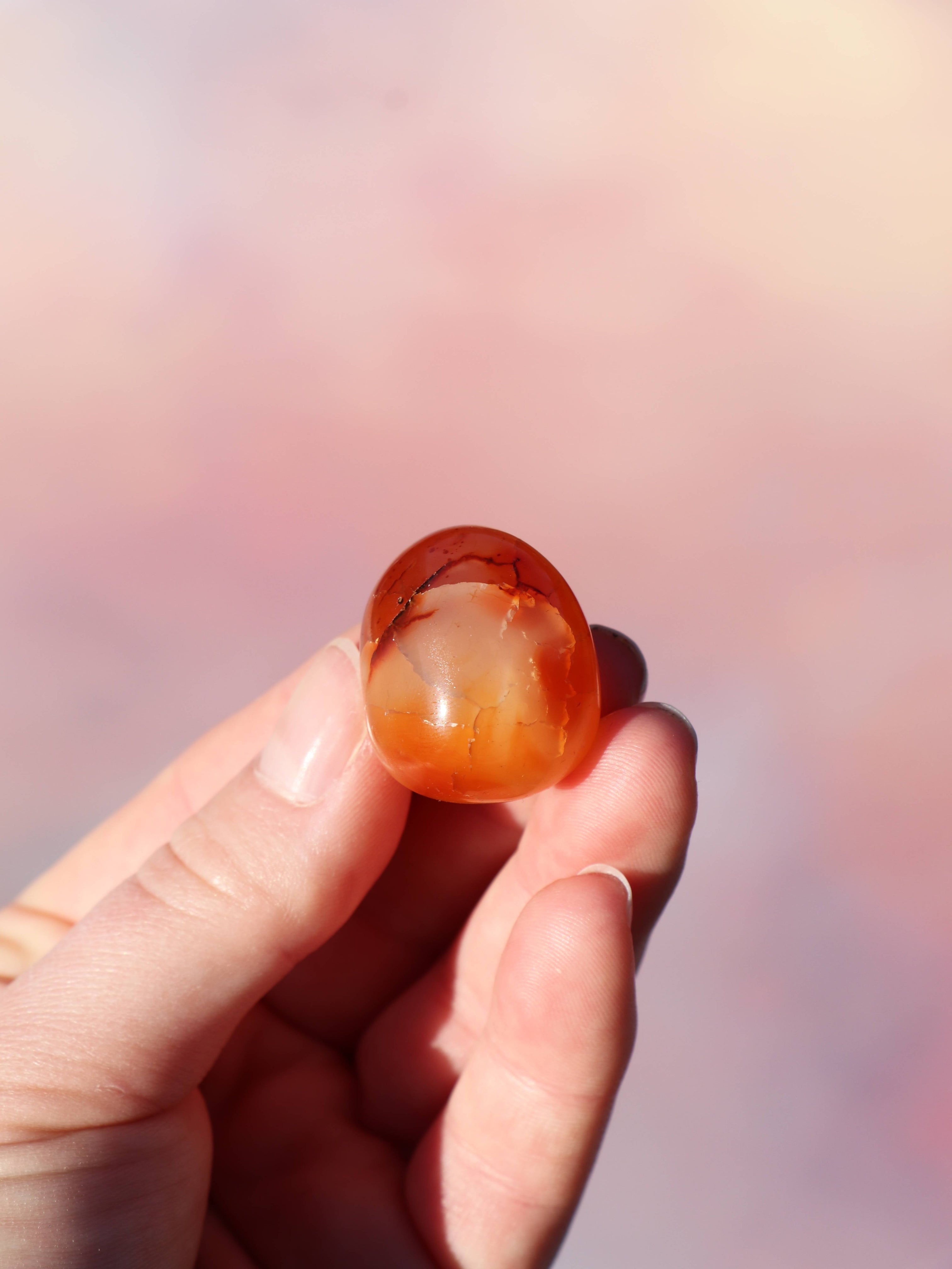 Karneol er en kraftfuld lommesten, der booster din motivation, kreativitet og indre styrke. Den giver dig mod til at tage handling og hjælper dig med at stå stærkt i dig selv. Med sine varme orange toner vækker den glæde og livsenergi 