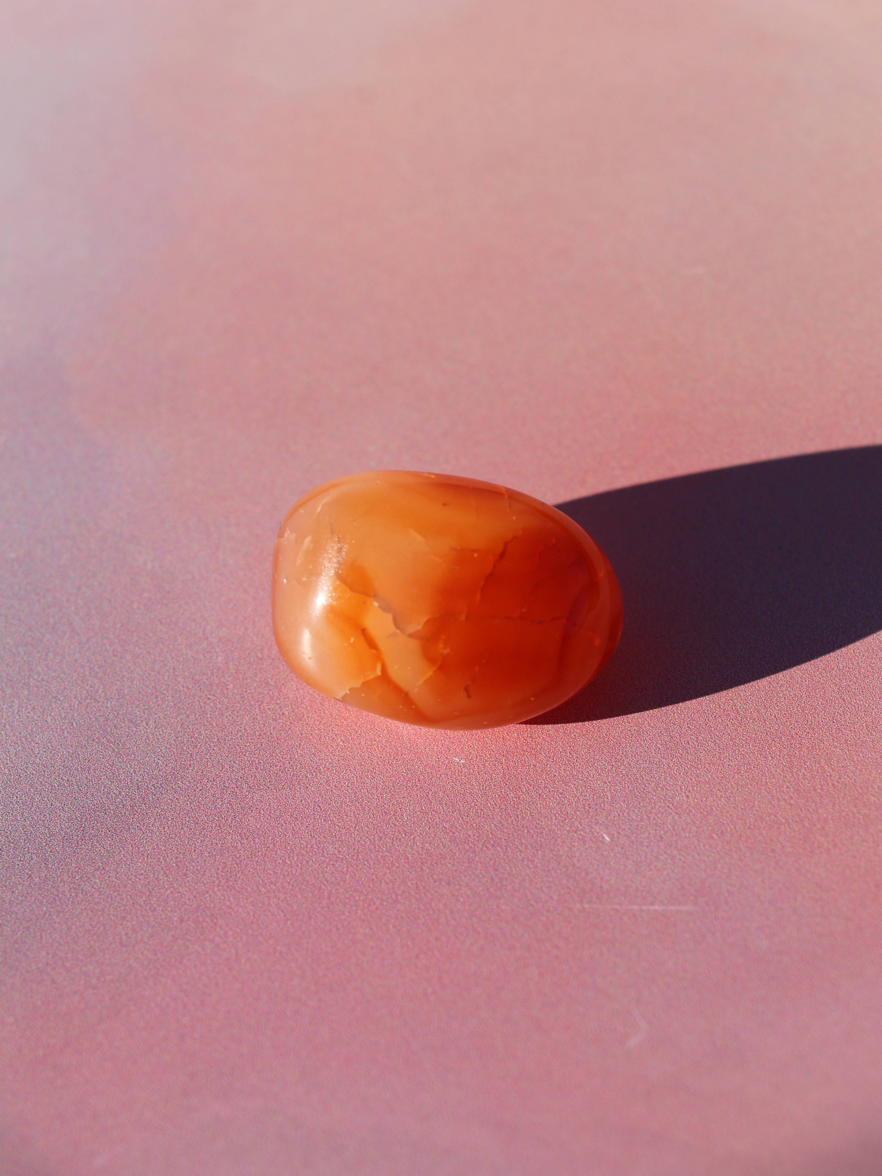 Karneol er en kraftfuld lommesten, der booster din motivation, kreativitet og indre styrke. Den giver dig mod til at tage handling og hjælper dig med at stå stærkt i dig selv. Med sine varme orange toner vækker den glæde og livsenergi 