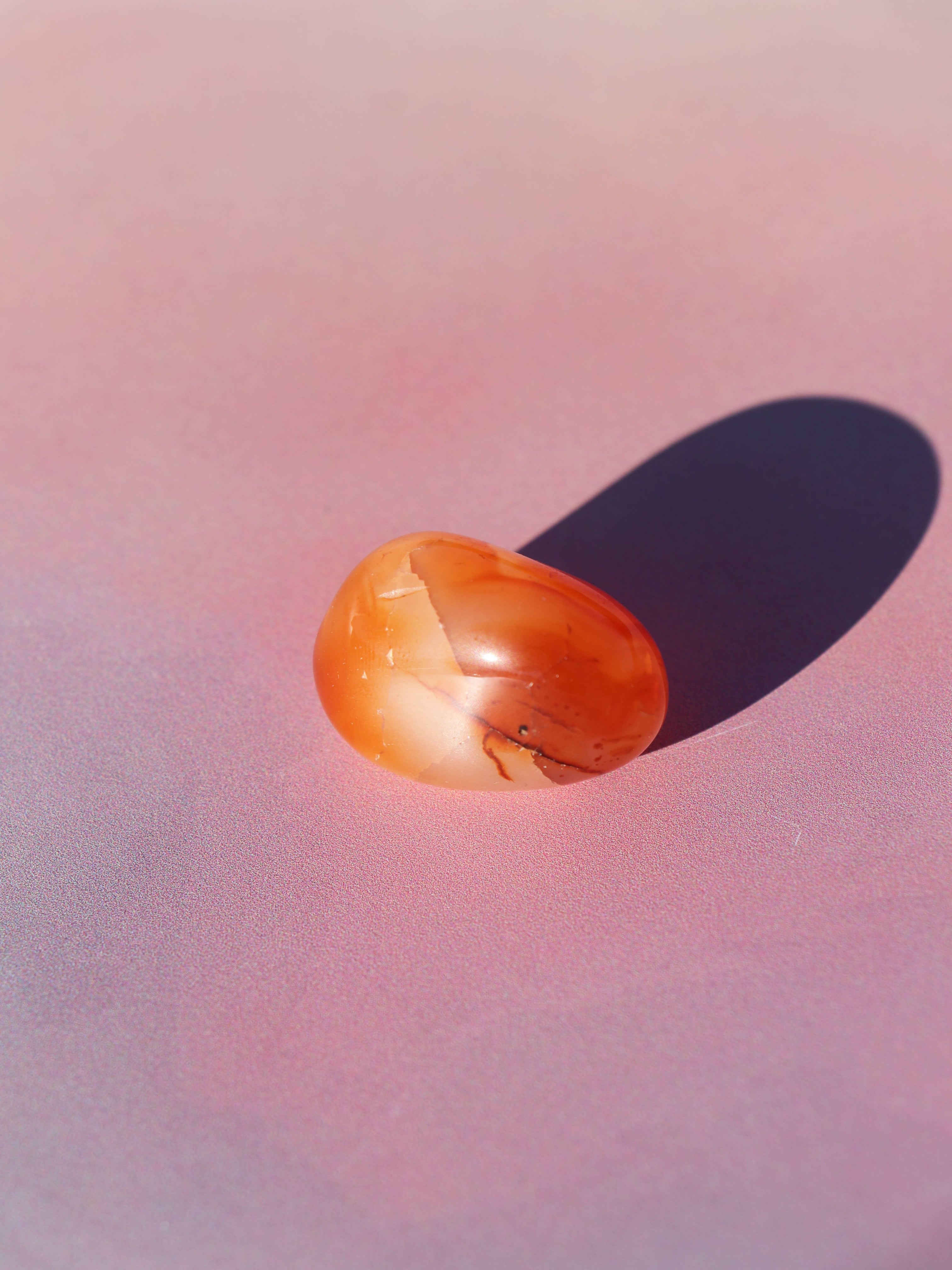 Karneol er en kraftfuld lommesten, der booster din motivation, kreativitet og indre styrke. Den giver dig mod til at tage handling og hjælper dig med at stå stærkt i dig selv. Med sine varme orange toner vækker den glæde og livsenergi 