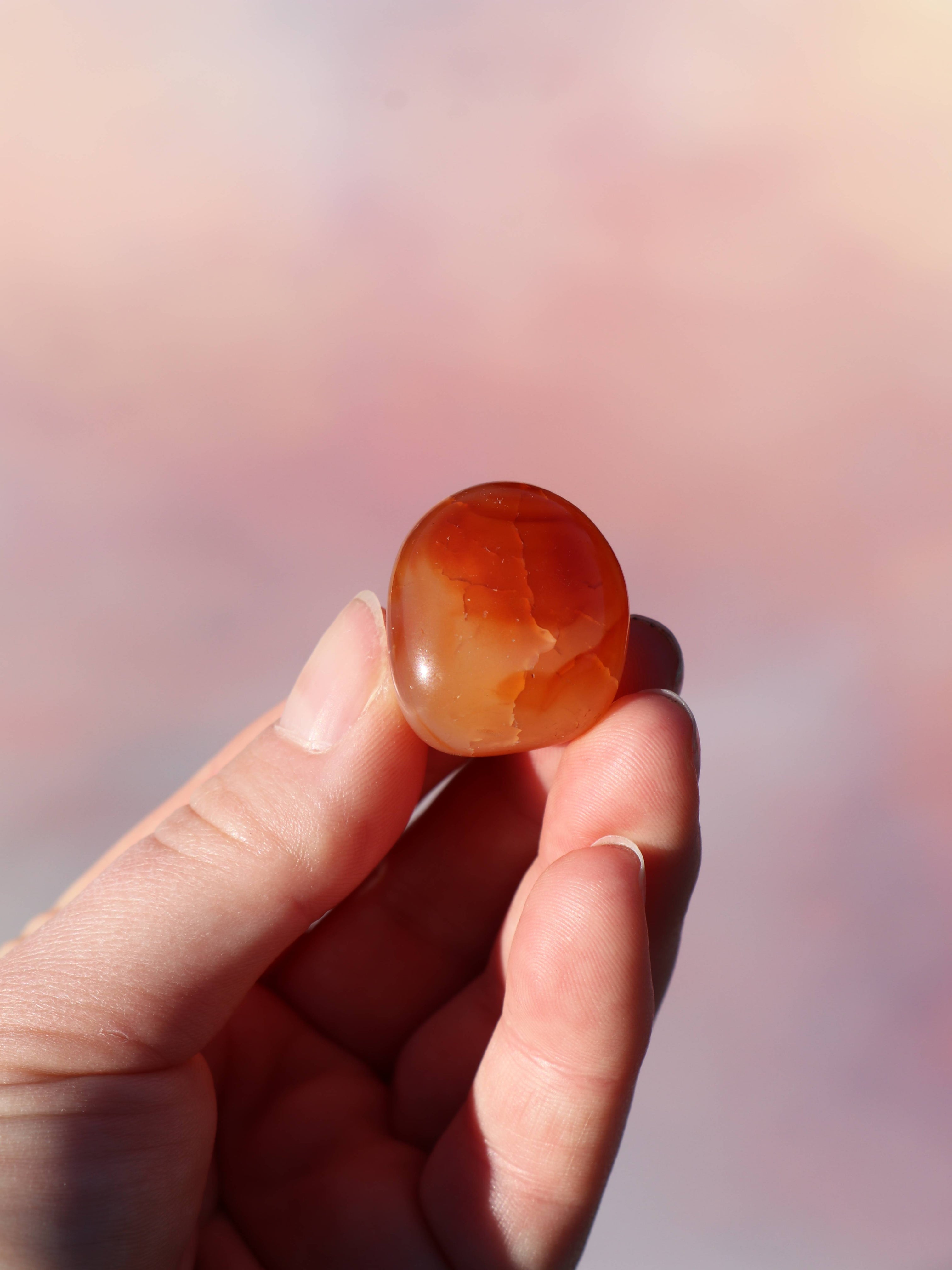 Karneol er en kraftfuld lommesten, der booster din motivation, kreativitet og indre styrke. Den giver dig mod til at tage handling og hjælper dig med at stå stærkt i dig selv. Med sine varme orange toner vækker den glæde og livsenergi 