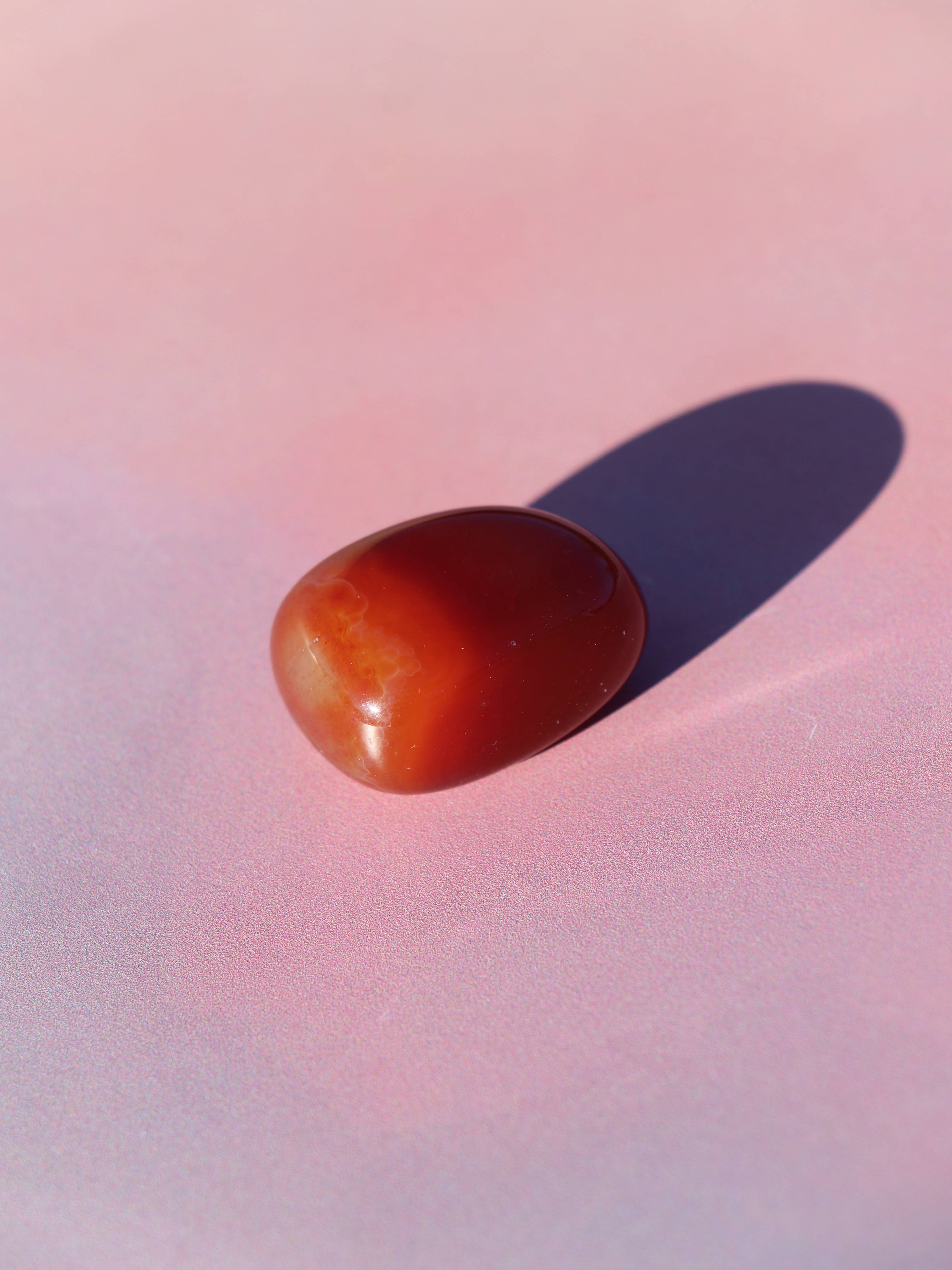 Karneol er en kraftfuld lommesten, der booster din motivation, kreativitet og indre styrke. Den giver dig mod til at tage handling og hjælper dig med at stå stærkt i dig selv. Med sine varme orange toner vækker den glæde og livsenergi 