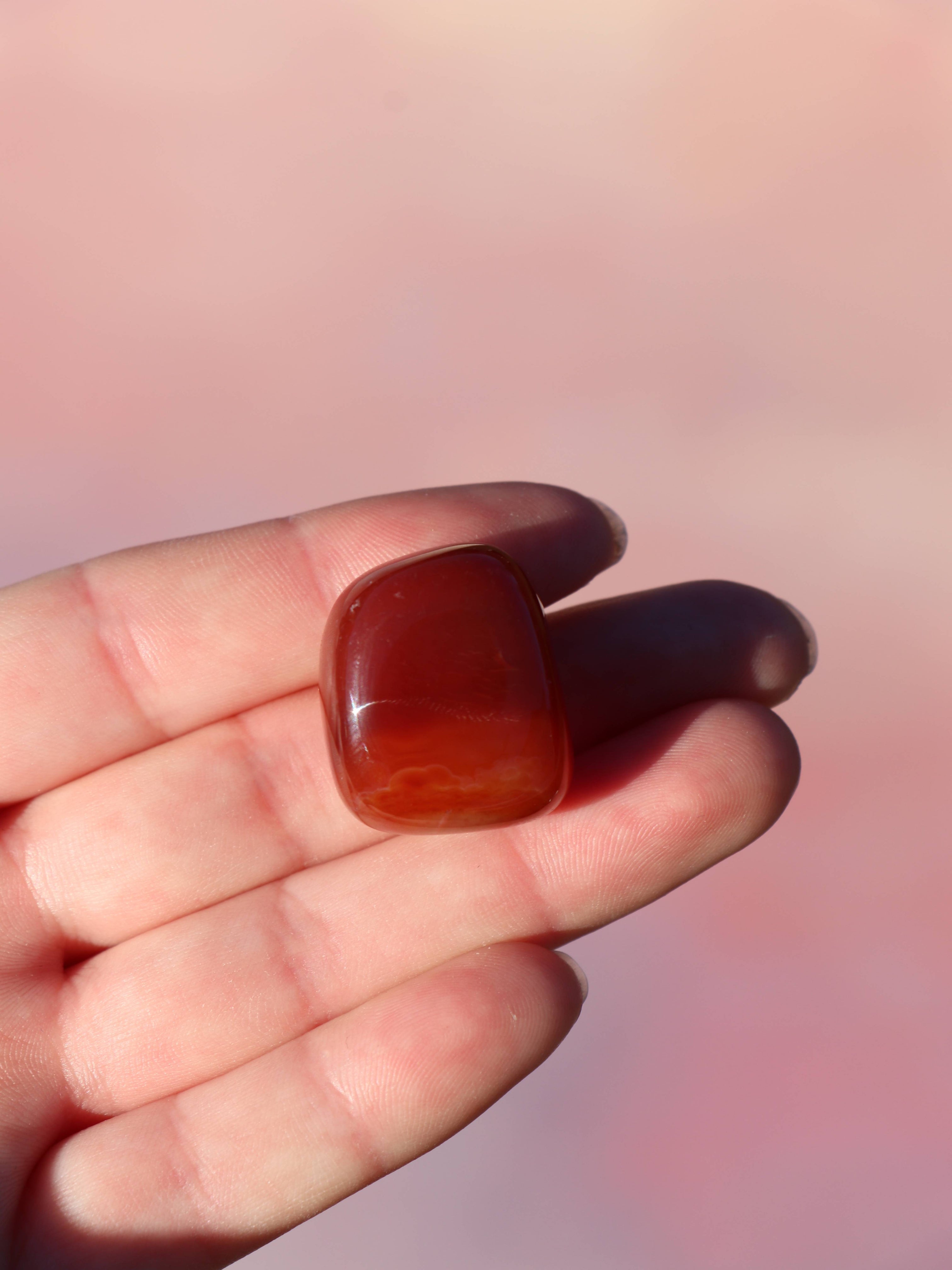 Karneol er en kraftfuld lommesten, der booster din motivation, kreativitet og indre styrke. Den giver dig mod til at tage handling og hjælper dig med at stå stærkt i dig selv. Med sine varme orange toner vækker den glæde og livsenergi 