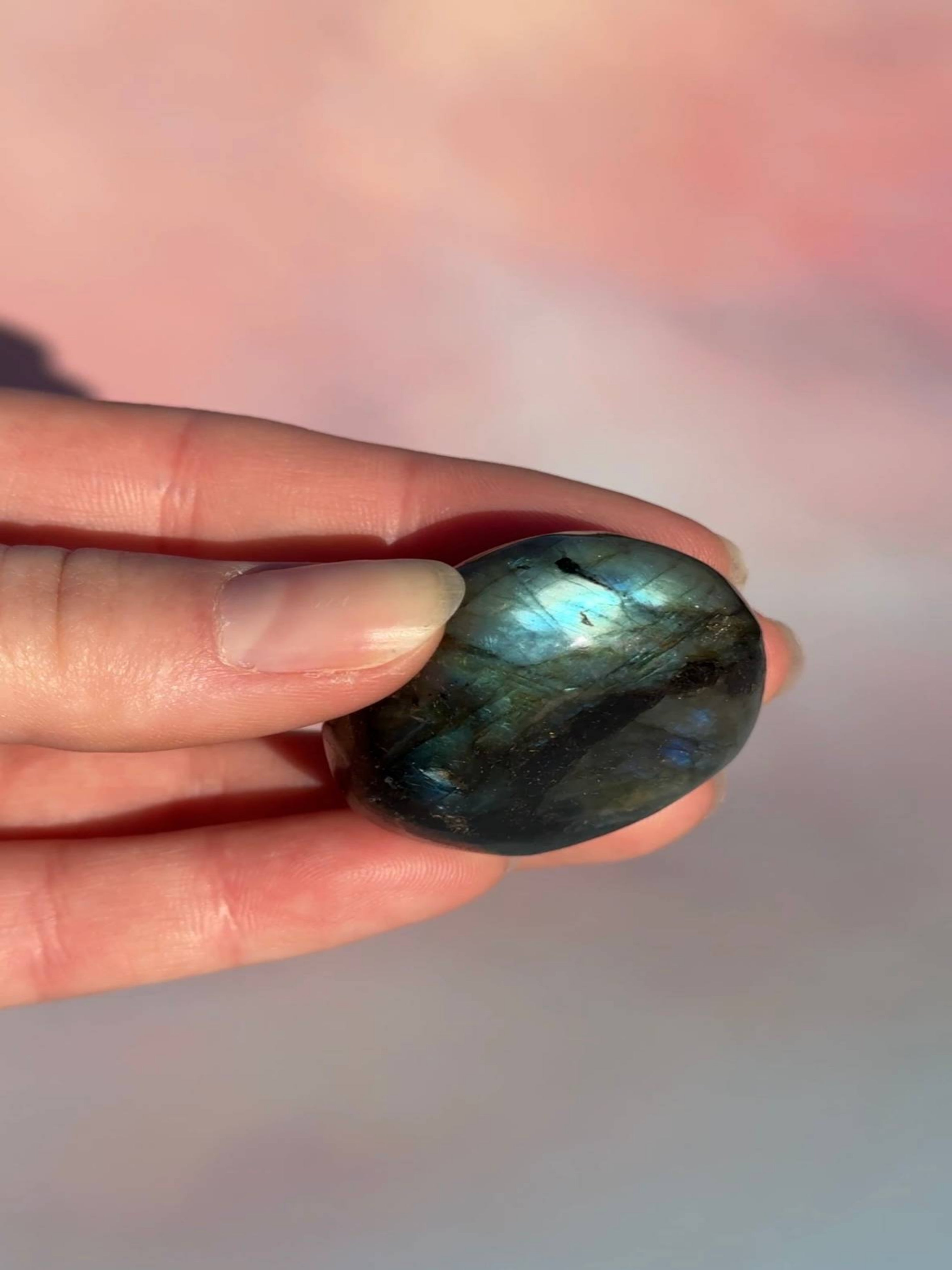 Labradorit er en smuk, beskyttende krystal, der styrker kommunikation og intuition. Med sin iriserende farvespil hjælper den med at åbne hals- og tredje øje chakra, samtidig med at den beskytter mod negativ energi. Perfekt til spirituel vækst og selvudtryk.