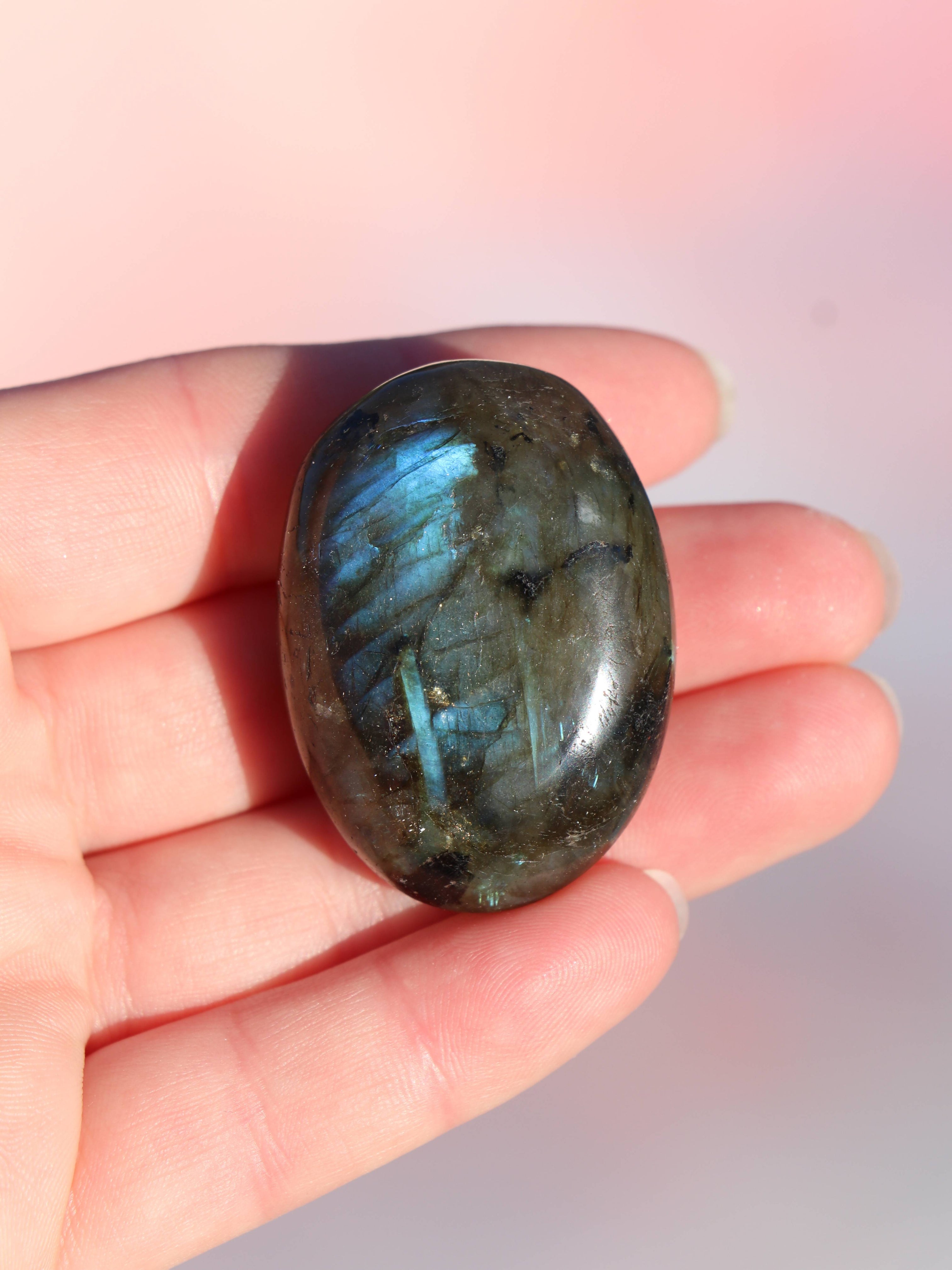 Labradorit er en smuk, beskyttende krystal, der styrker kommunikation og intuition. Med sin iriserende farvespil hjælper den med at åbne hals- og tredje øje chakra, samtidig med at den beskytter mod negativ energi. Perfekt til spirituel vækst og selvudtryk.