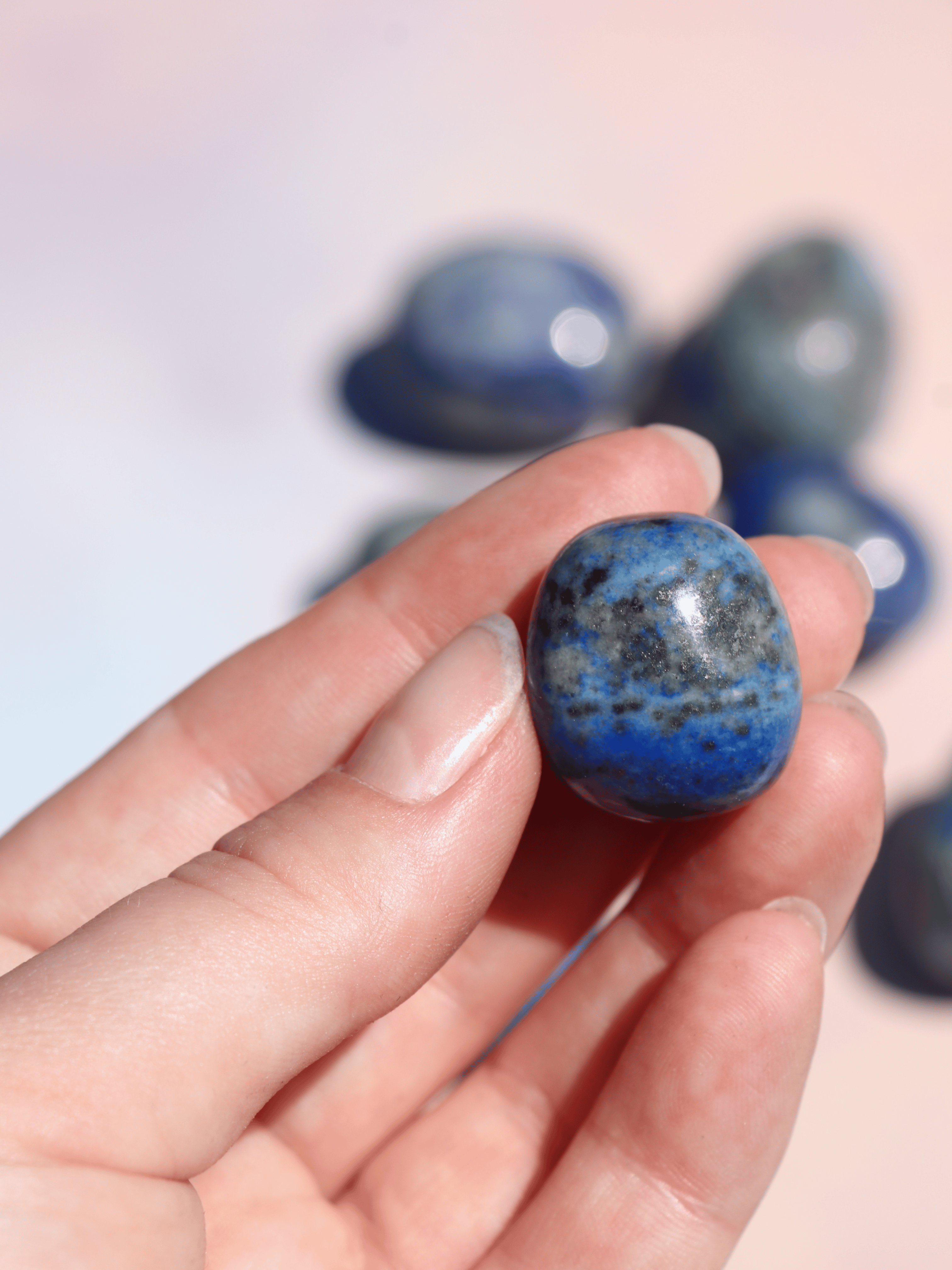 Lapis lazuli er en utrolig energifyldt sten, der med sin dybblå farve giver indre styrke og gennemslagskraft.