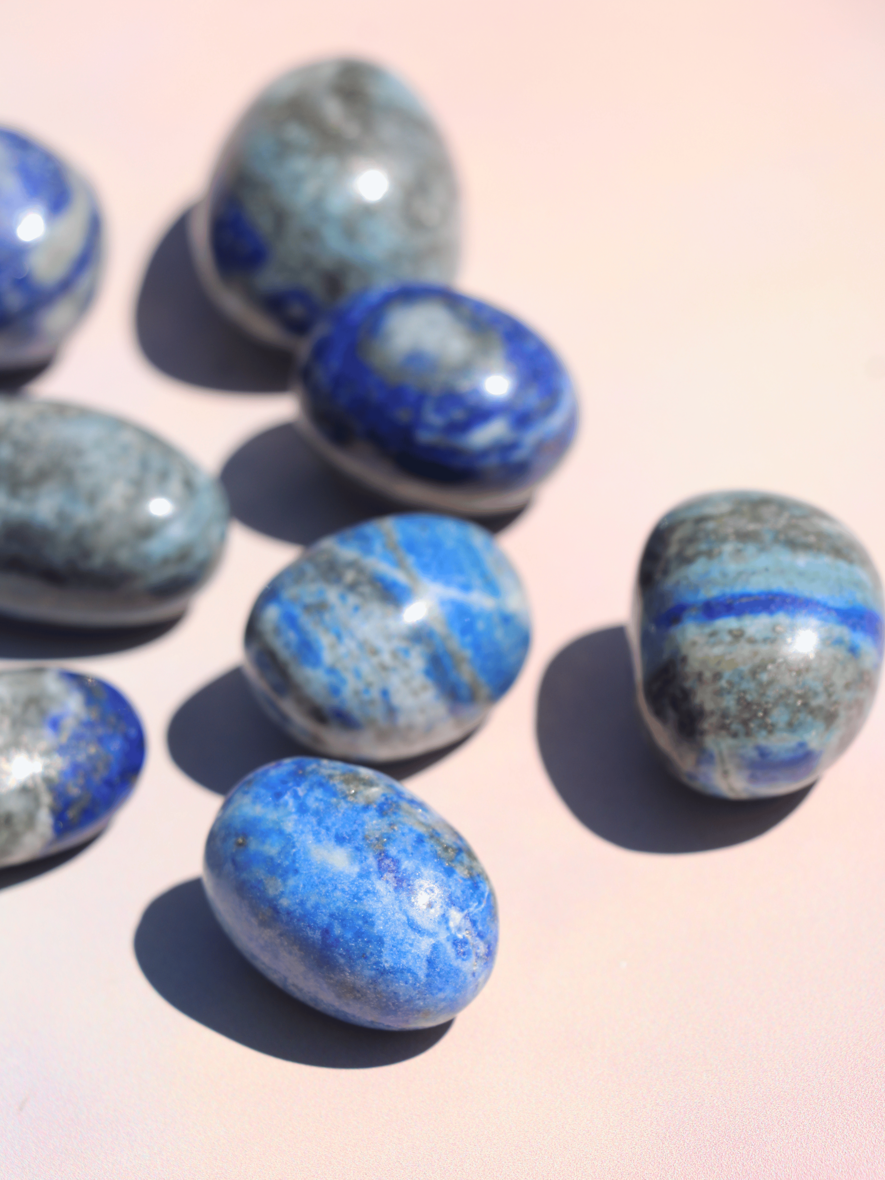 Lapis lazuli er en utrolig energifyldt sten, der med sin dybblå farve giver indre styrke og gennemslagskraft.