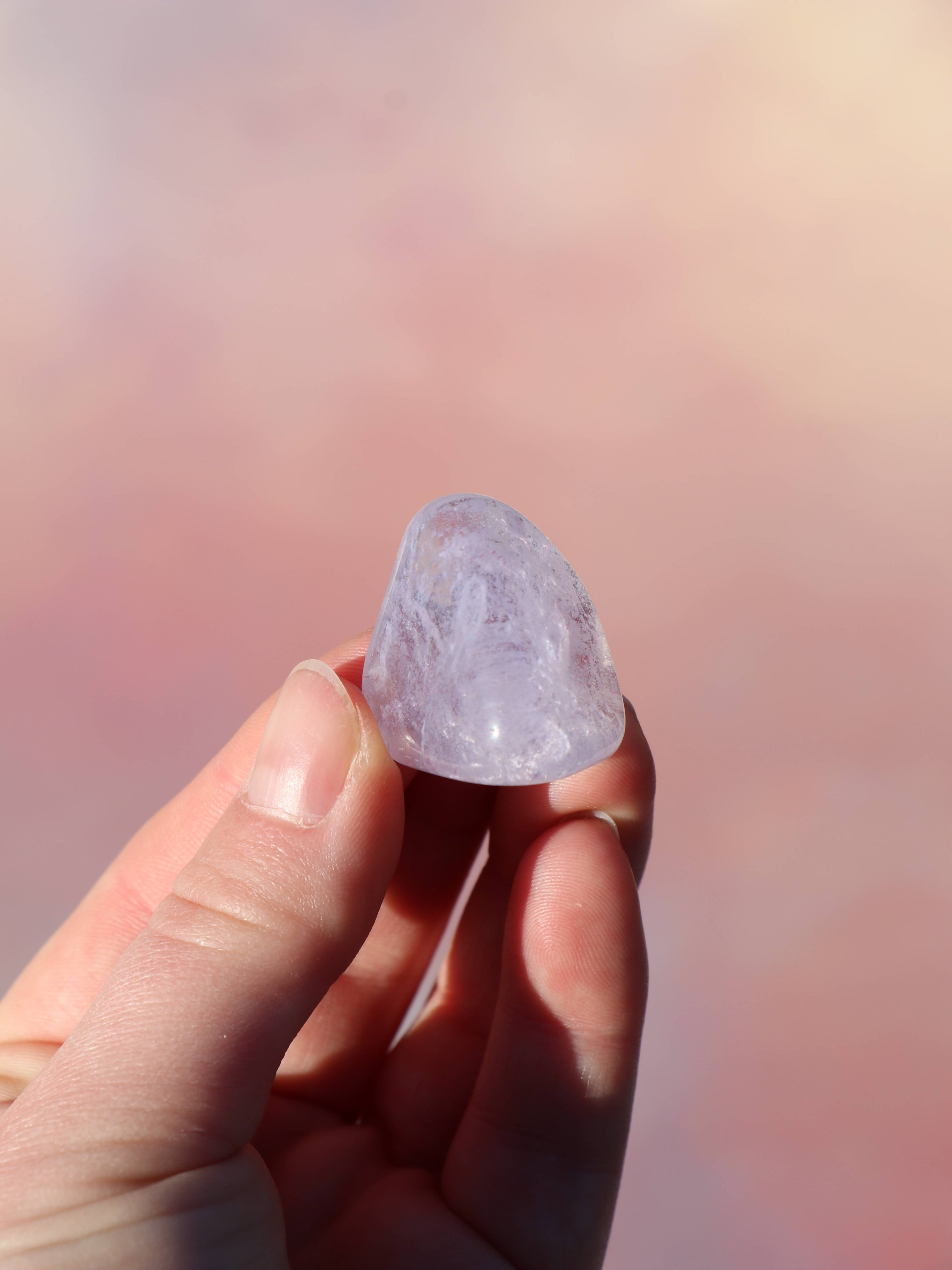 Lavendelkvarts er en blid krystal, der kombinerer kærlighed og intuition. Den støtter følelsesmæssig healing, selvkærlighed og indre ro, og er ideel til meditation og hjertets balance. 