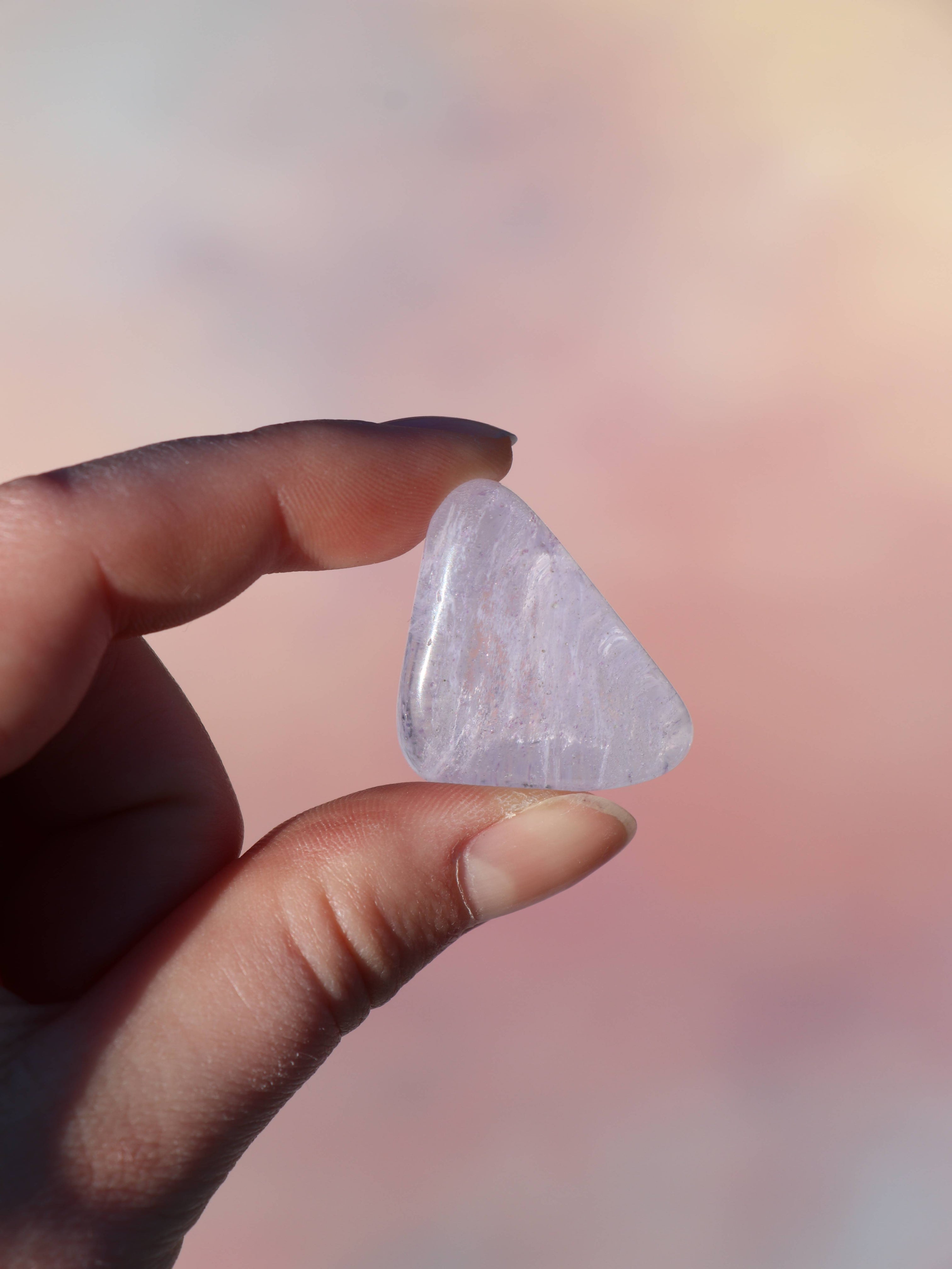 Lavendelkvarts er en blid krystal, der kombinerer kærlighed og intuition. Den støtter følelsesmæssig healing, selvkærlighed og indre ro, og er ideel til meditation og hjertets balance. 