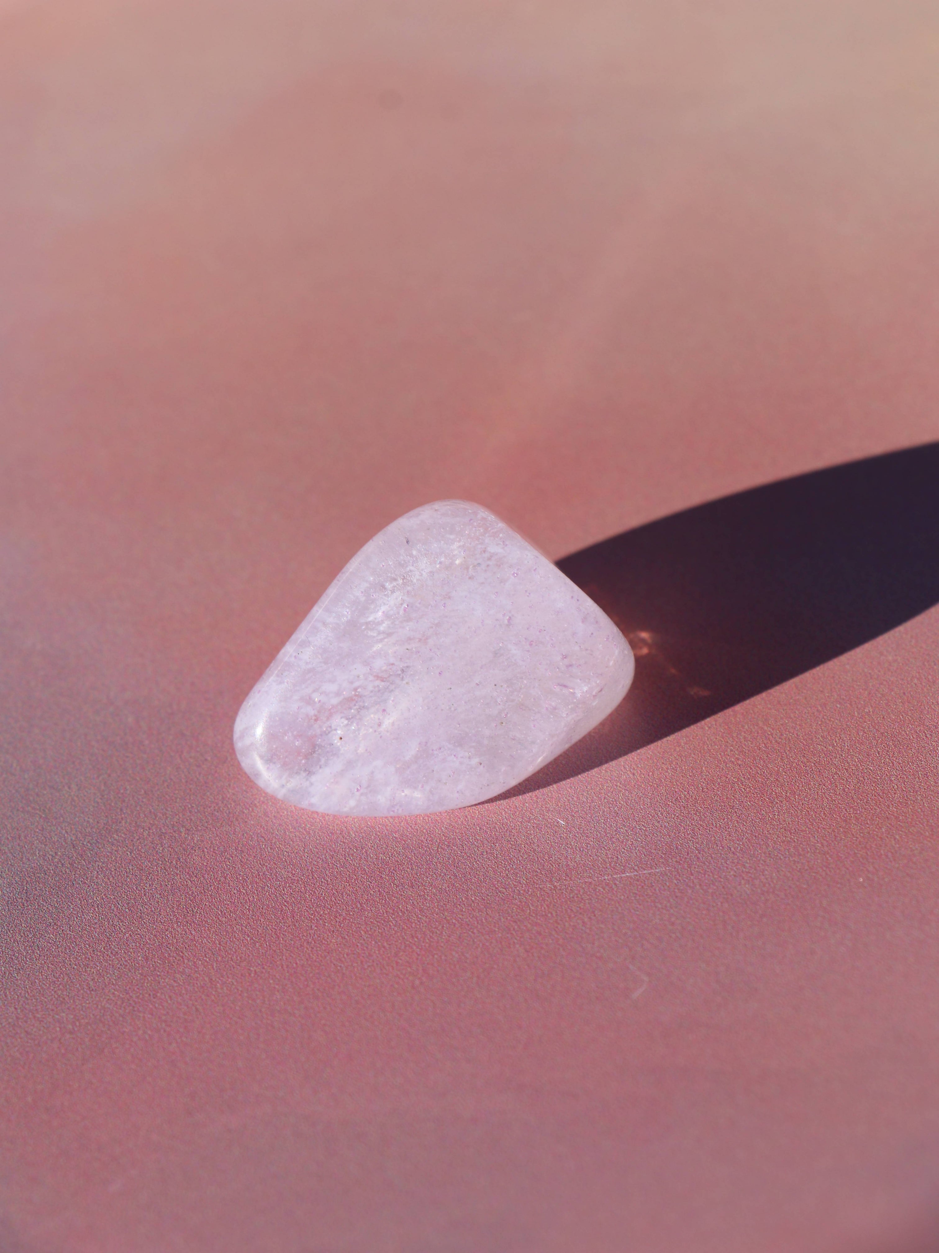 Lavendelkvarts er en blid krystal, der kombinerer kærlighed og intuition. Den støtter følelsesmæssig healing, selvkærlighed og indre ro, og er ideel til meditation og hjertets balance. 