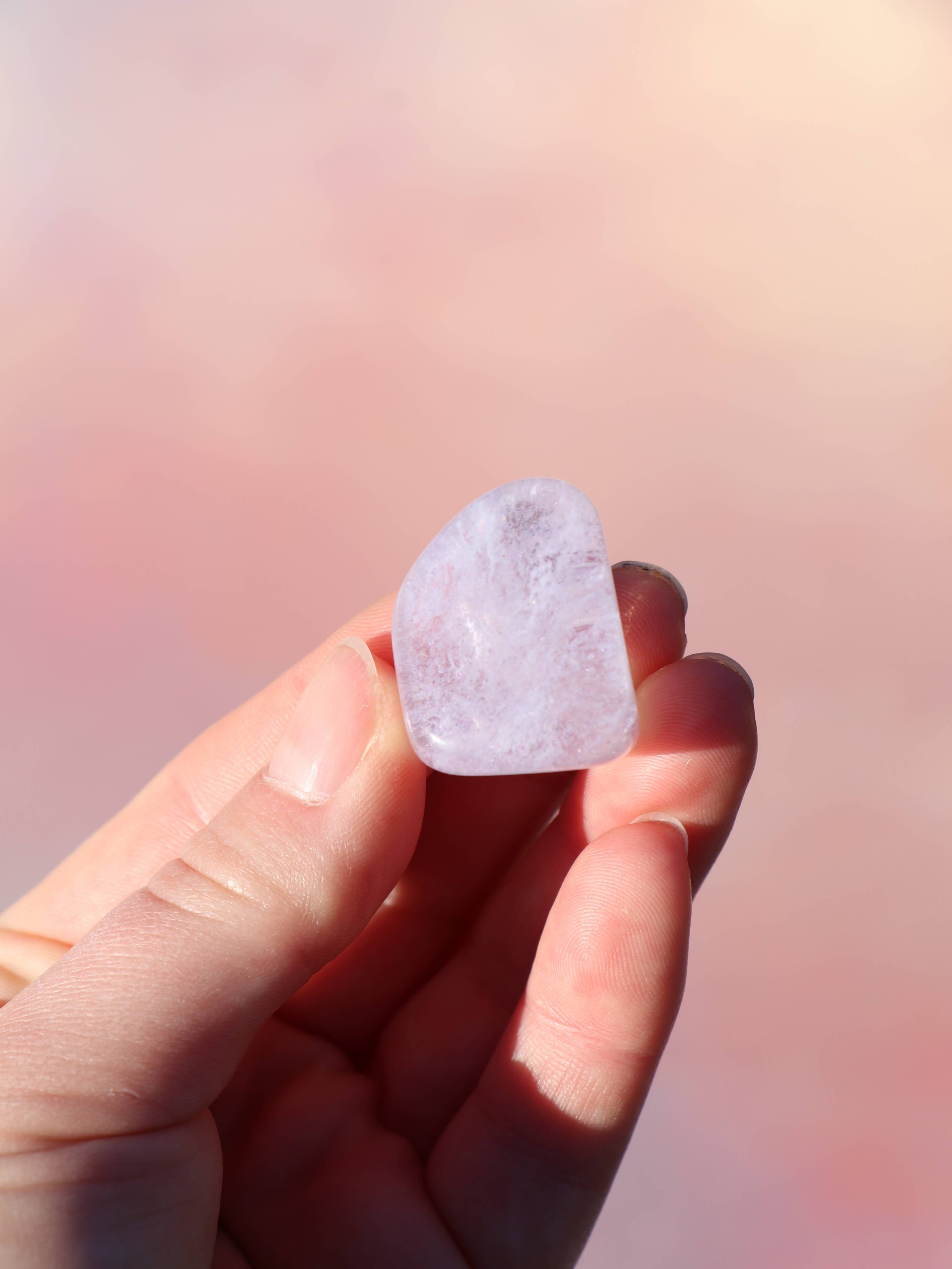 Lavendelkvarts er en blid krystal, der kombinerer kærlighed og intuition. Den støtter følelsesmæssig healing, selvkærlighed og indre ro, og er ideel til meditation og hjertets balance. 