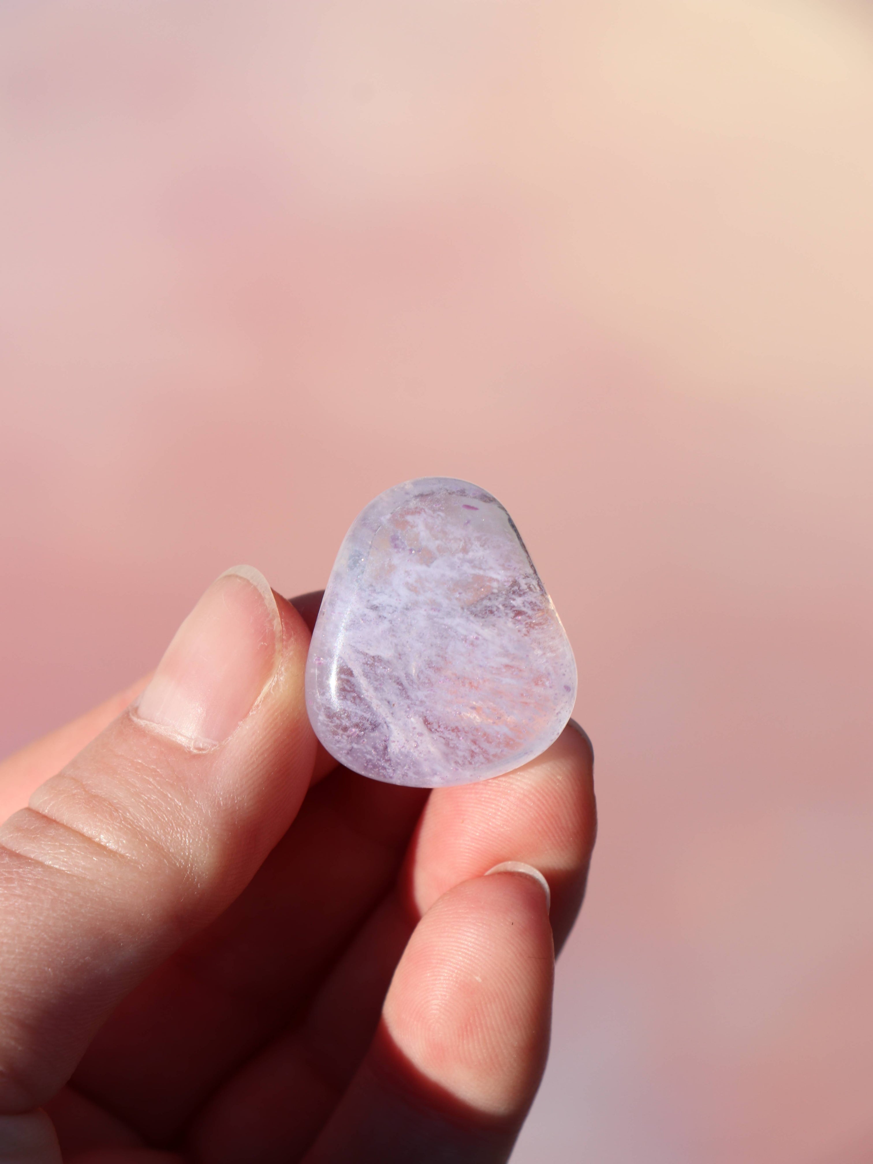 Lavendelkvarts er en blid krystal, der kombinerer kærlighed og intuition. Den støtter følelsesmæssig healing, selvkærlighed og indre ro, og er ideel til meditation og hjertets balance. 