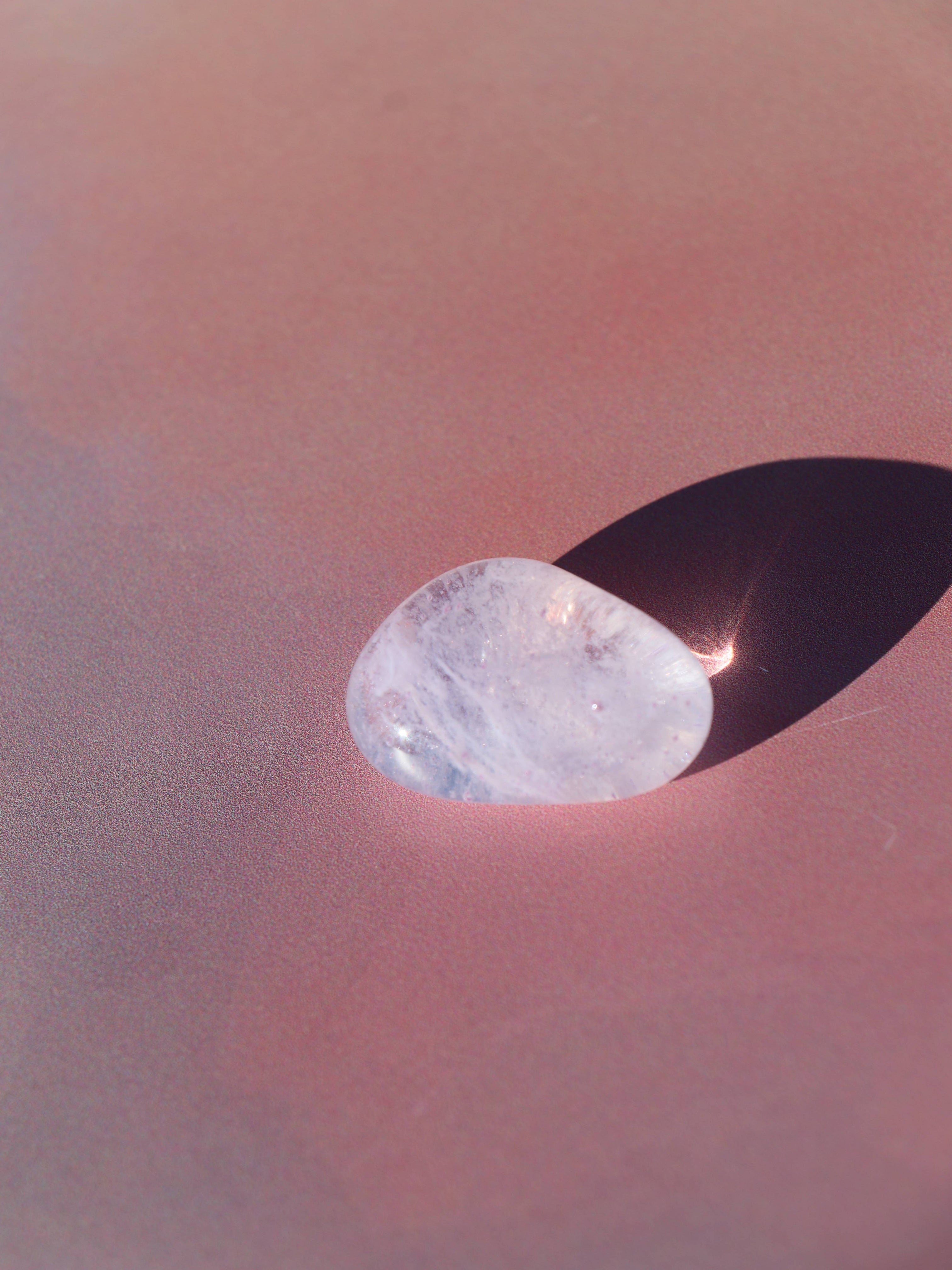 Lavendelkvarts er en blid krystal, der kombinerer kærlighed og intuition. Den støtter følelsesmæssig healing, selvkærlighed og indre ro, og er ideel til meditation og hjertets balance. 