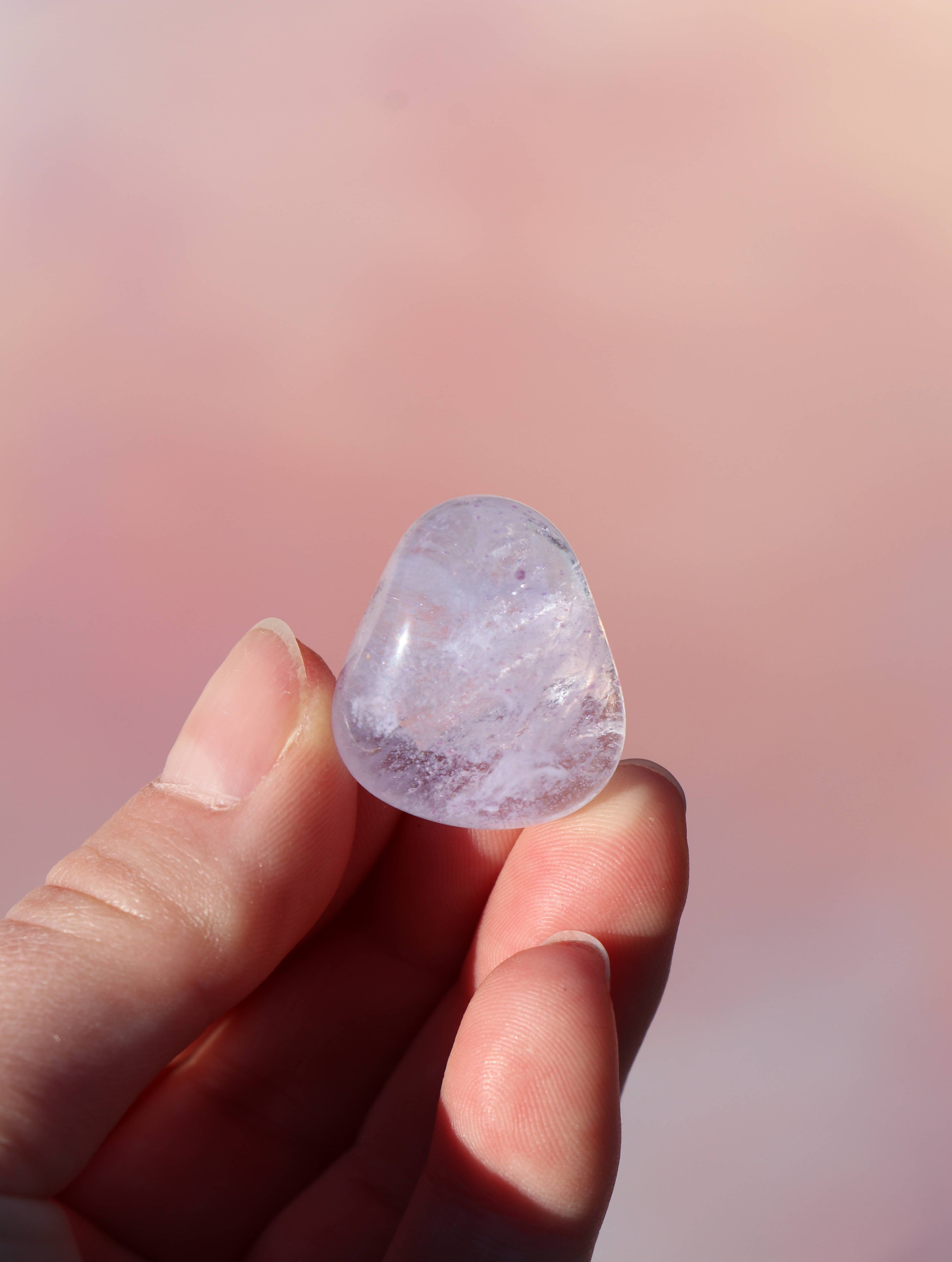 Lavendelkvarts er en blid krystal, der kombinerer kærlighed og intuition. Den støtter følelsesmæssig healing, selvkærlighed og indre ro, og er ideel til meditation og hjertets balance. 