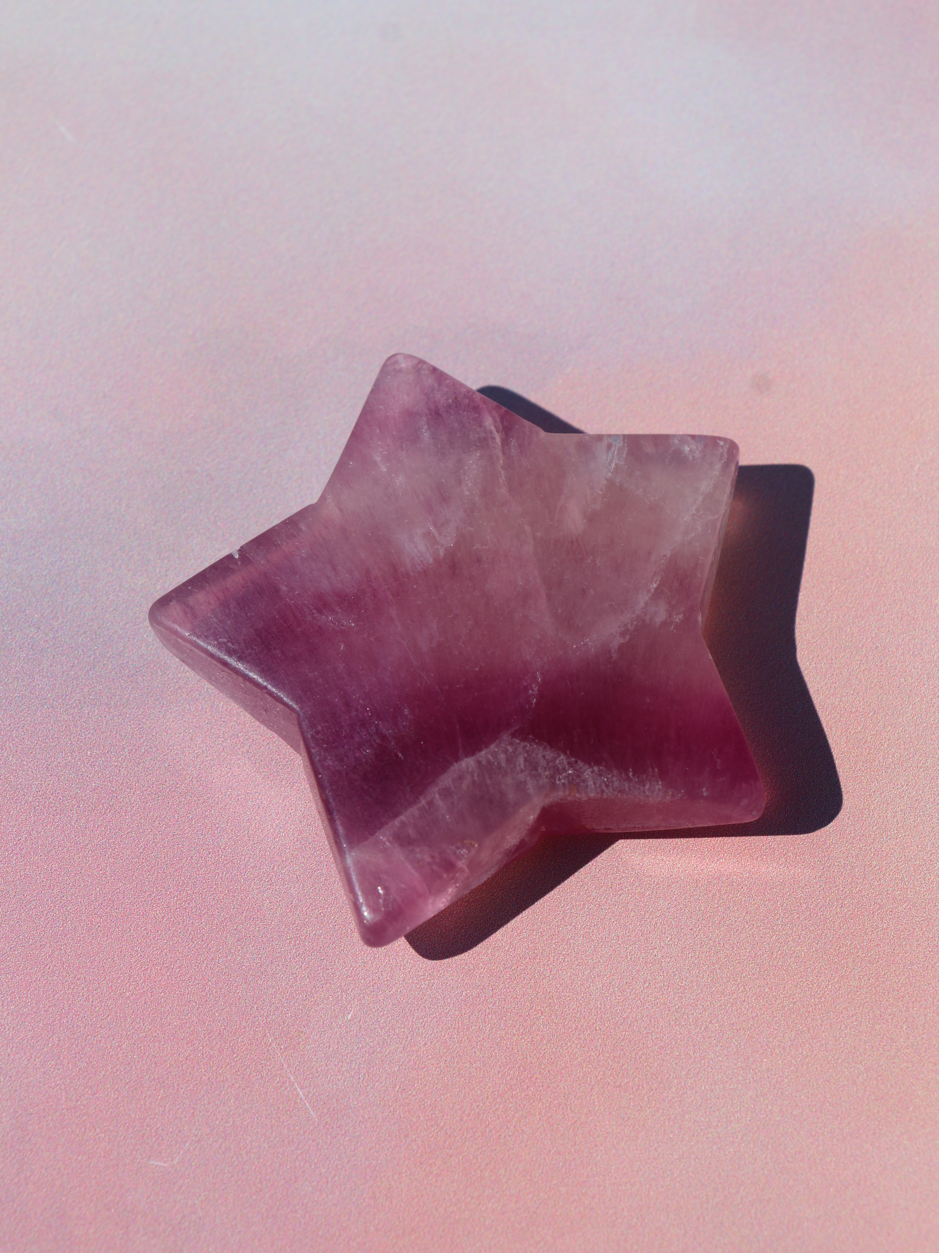 Lilla fluorit er kendt for sine stærke beskyttende egenskaber. Den fungerer som et energisk skjold, der beskytter mod psykiske angreb, negative påvirkninger og miljømæssige stressfaktorer. Mange placerer den i deres hjem eller på deres arbejdsplads for at skabe et mere harmonisk og fokuseret miljø.