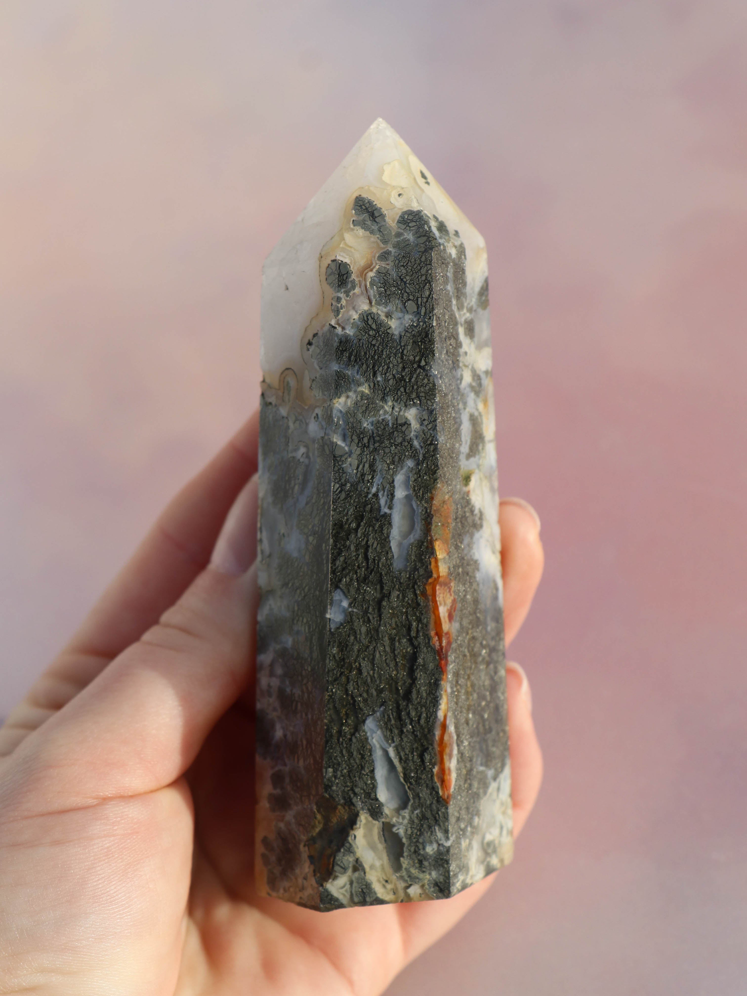 Ocean Jaspis tårn med beroligende energi og smukke, naturlige mønstre. Skaber indre ro, fremmer positivitet og støtter følelsesmæssig healing. Perfekt til meditation og selvkærlighed.