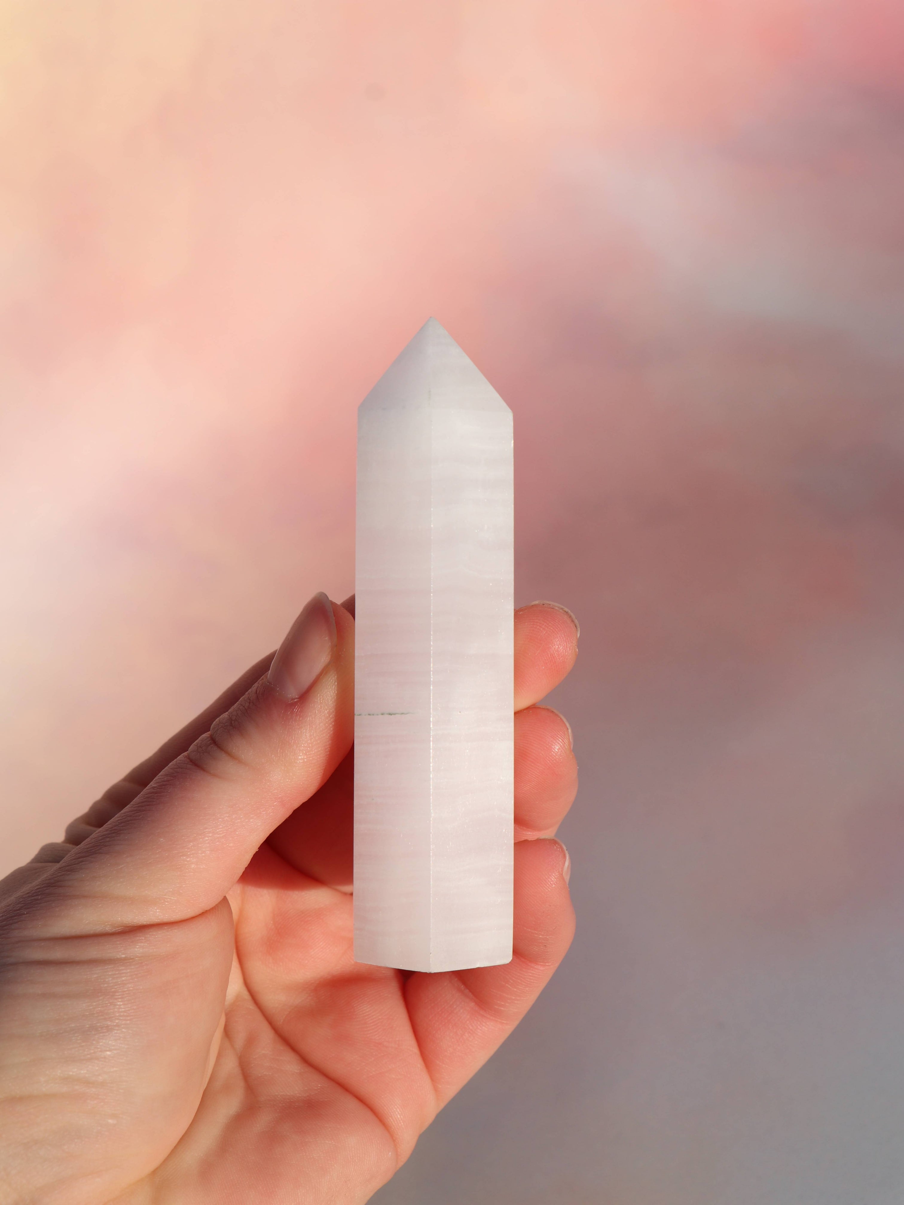 Pink Calcit – en blid og healende krystal, der åbner hjertechakraet og fremmer selvkærlighed, empati og følelsesmæssig balance. Perfekt til at forløse gamle sår, reducere stress og skabe indre ro. En ideel sten til dem, der søger harmoni og spirituel vækst.