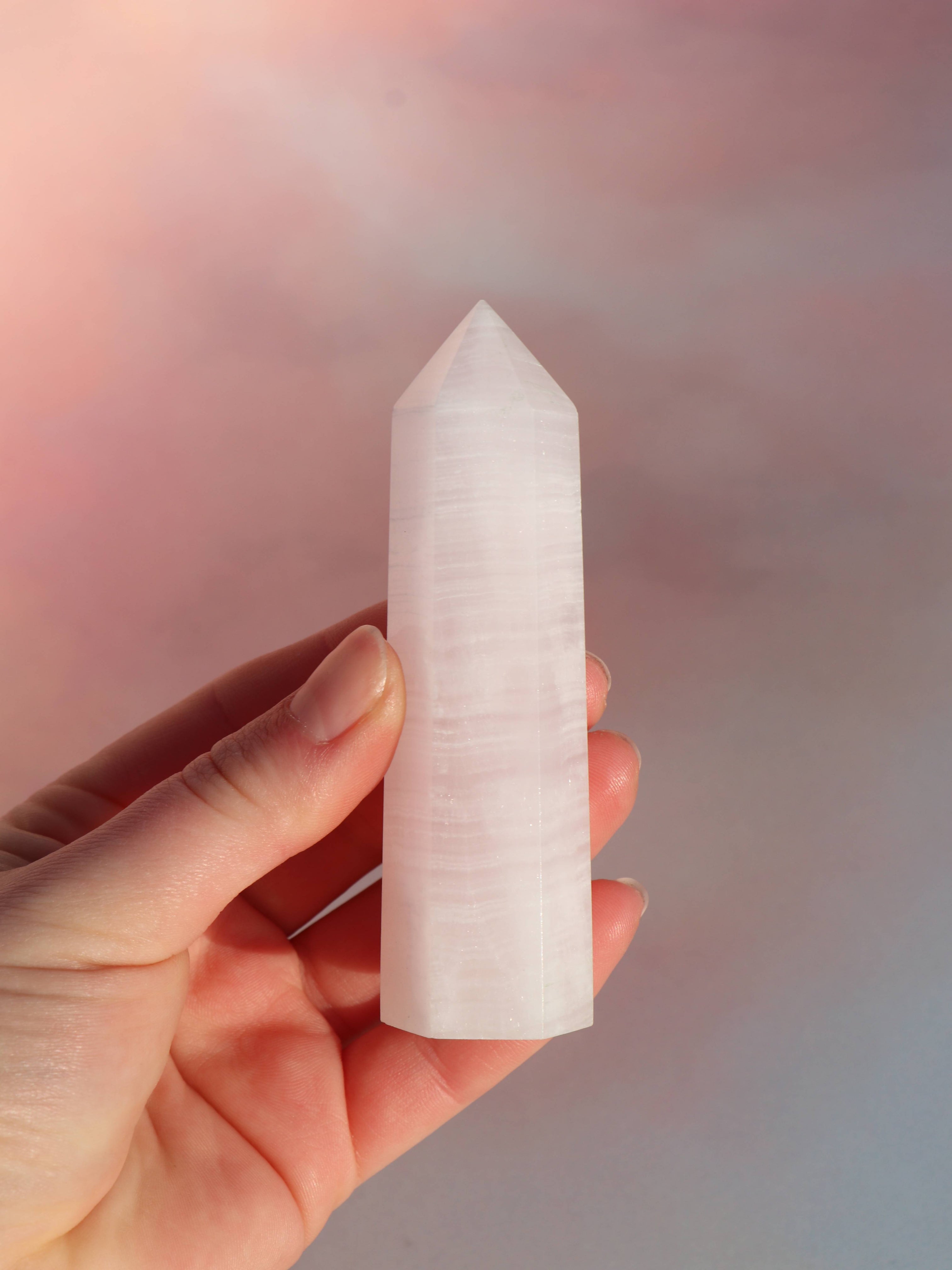 Pink Calcit – en blid og healende krystal, der åbner hjertechakraet og fremmer selvkærlighed, empati og følelsesmæssig balance. Perfekt til at forløse gamle sår, reducere stress og skabe indre ro. En ideel sten til dem, der søger harmoni og spirituel vækst.