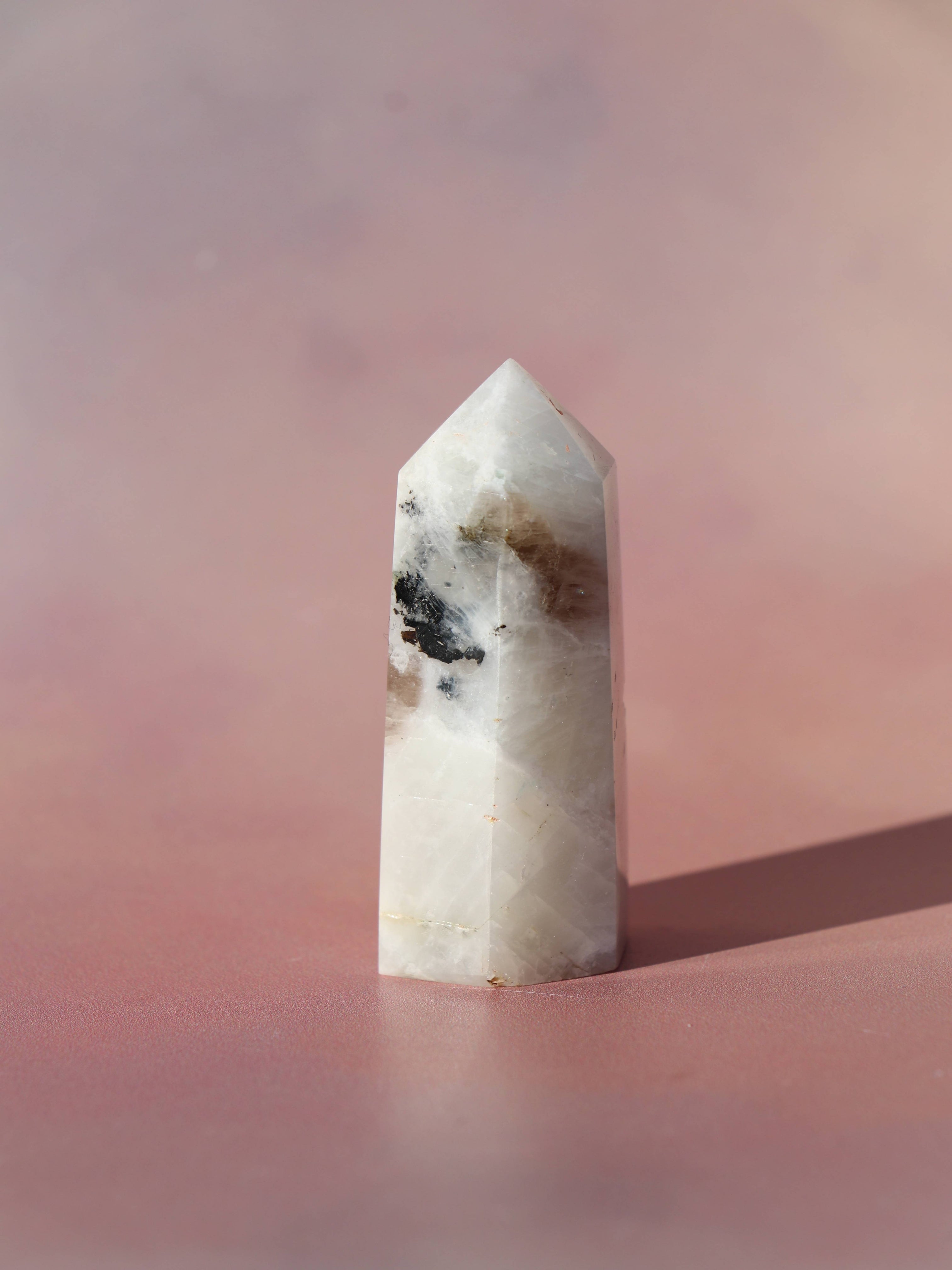 Regnbue Månesten – en magisk krystal for intuition, balance og feminin energi. Kendt for sine skiftende farver og beroligende vibrationer, styrker den din indre visdom og beskytter mod negativ energi. Perfekt til spirituel vækst og følelsesmæssig harmoni.