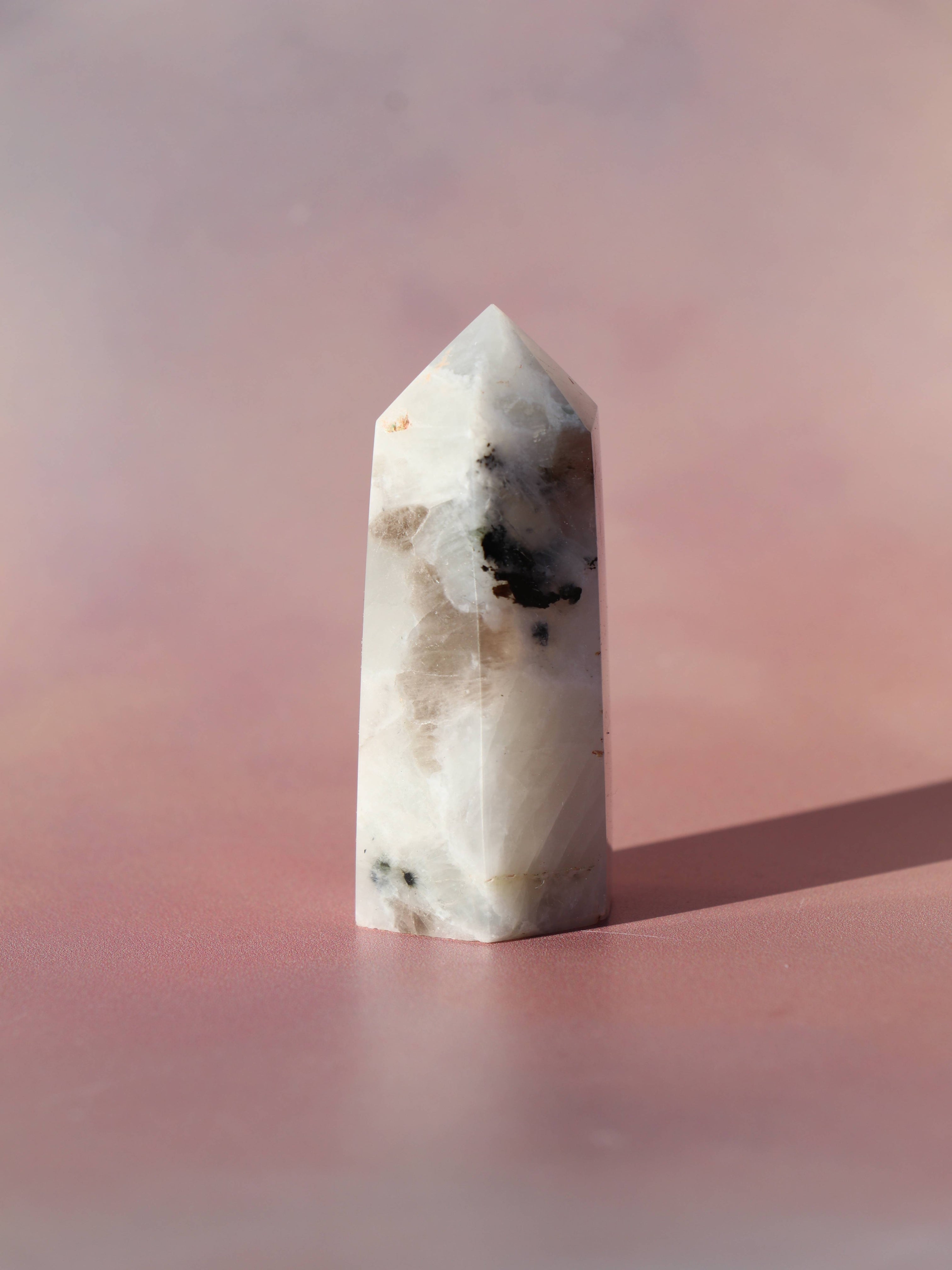 Regnbue Månesten – en magisk krystal for intuition, balance og feminin energi. Kendt for sine skiftende farver og beroligende vibrationer, styrker den din indre visdom og beskytter mod negativ energi. Perfekt til spirituel vækst og følelsesmæssig harmoni.