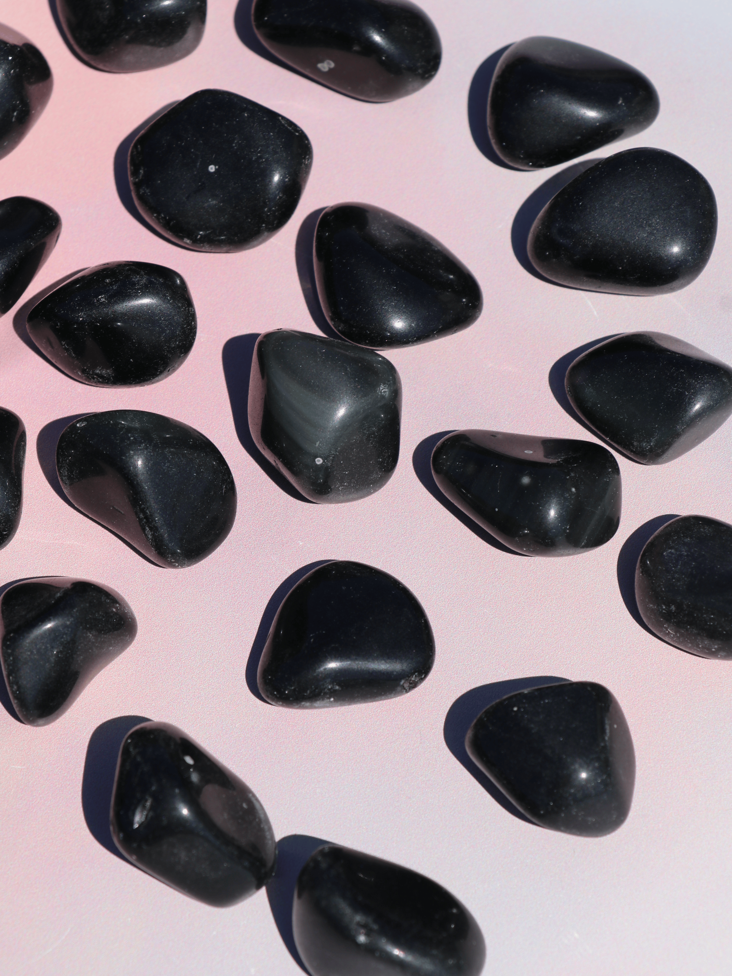 Regnbue obsidian beskytter og giver følelse af at tingene er overkommelige. Den fjerner negativitet og giver følelsen af lethed. Den øger dine evner til at kommunikere og giver dig styrke til at tro på dig selv. 