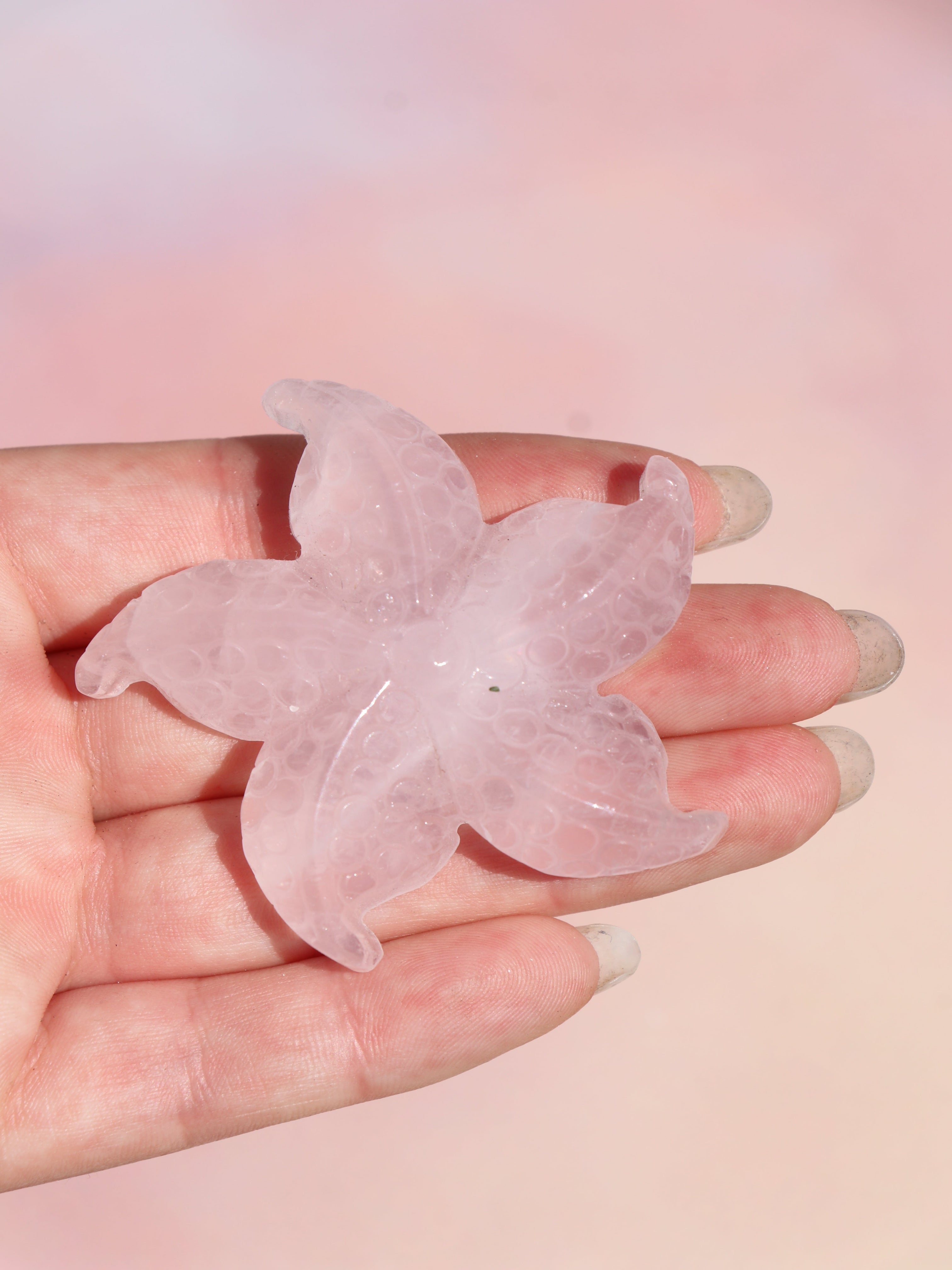 Rosenkvarts søstjerne en kærlig og blid krystal, der åbner hjertet for selvkærlighed, ro og harmoni. Ideel til healing, indretning og hjertets energi.