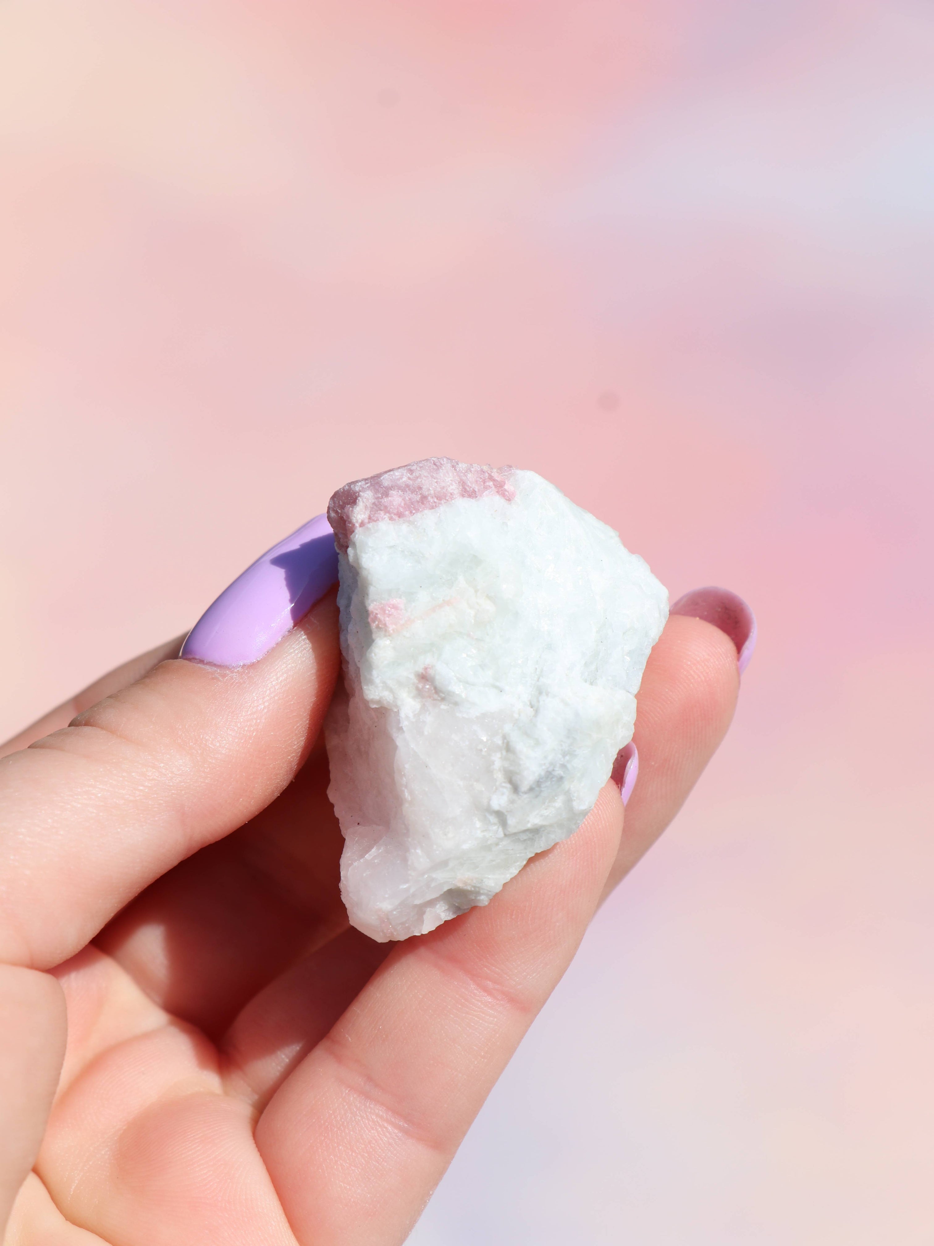 Rubelit - Kærlighed, Energi & Emotionel Healing
Rubelit, den smukke pink til rød variant af turmalin, er kendt for sin kraftfulde forbindelse til hjertchakraet og sin evne til at fremme kærlighed, indre styrke og følelsesmæssig heling. Denne krystal udstråler en blid, men stærk energi, der hjælper dig med at åbne op for kærlighed, både til dig selv og andre.
Egenskaber ved rubelit: Aktiverer og balancerer hjertchakraet. Understøtter selvkærlighed og følelsesmæssig balance. Hjælper ved stress, sorg og følel