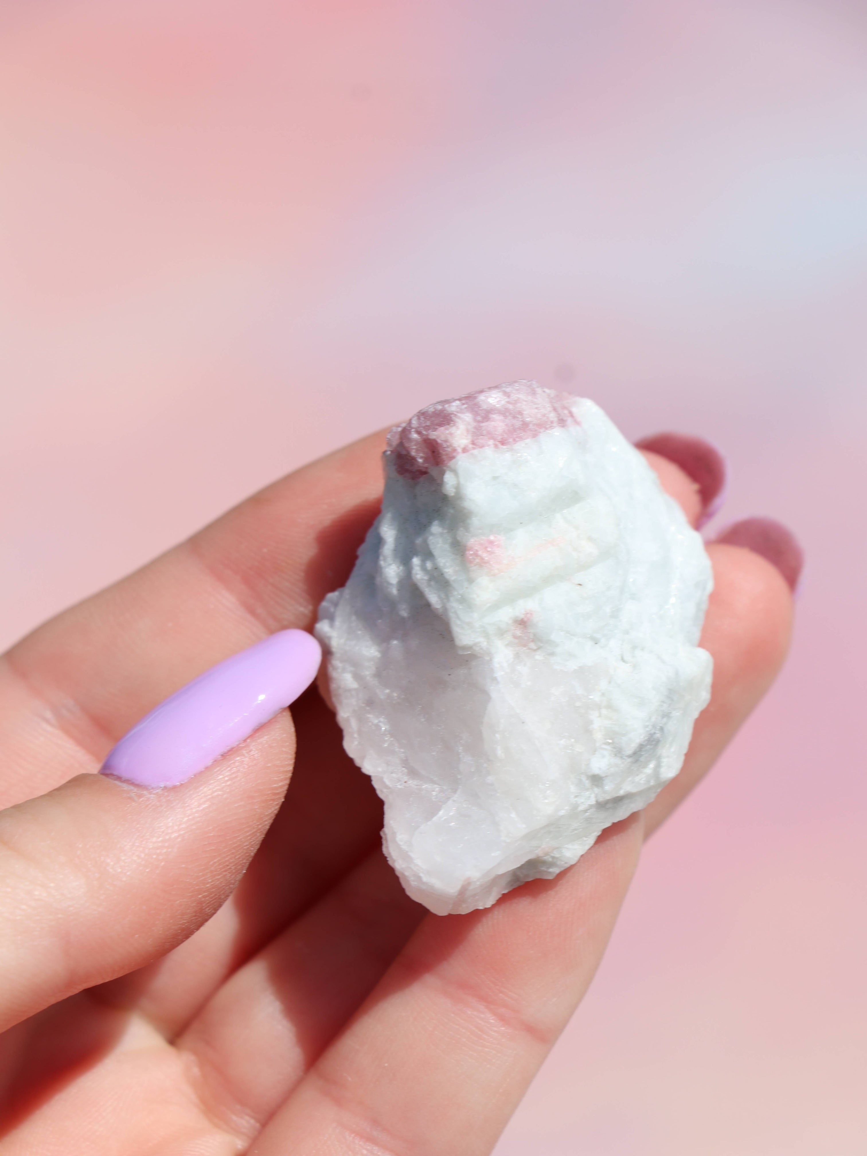 Rubelit - Kærlighed, Energi & Emotionel Healing
Rubelit, den smukke pink til rød variant af turmalin, er kendt for sin kraftfulde forbindelse til hjertchakraet og sin evne til at fremme kærlighed, indre styrke og følelsesmæssig heling. Denne krystal udstråler en blid, men stærk energi, der hjælper dig med at åbne op for kærlighed, både til dig selv og andre.
Egenskaber ved rubelit: Aktiverer og balancerer hjertchakraet. Understøtter selvkærlighed og følelsesmæssig balance. Hjælper ved stress, sorg og følel