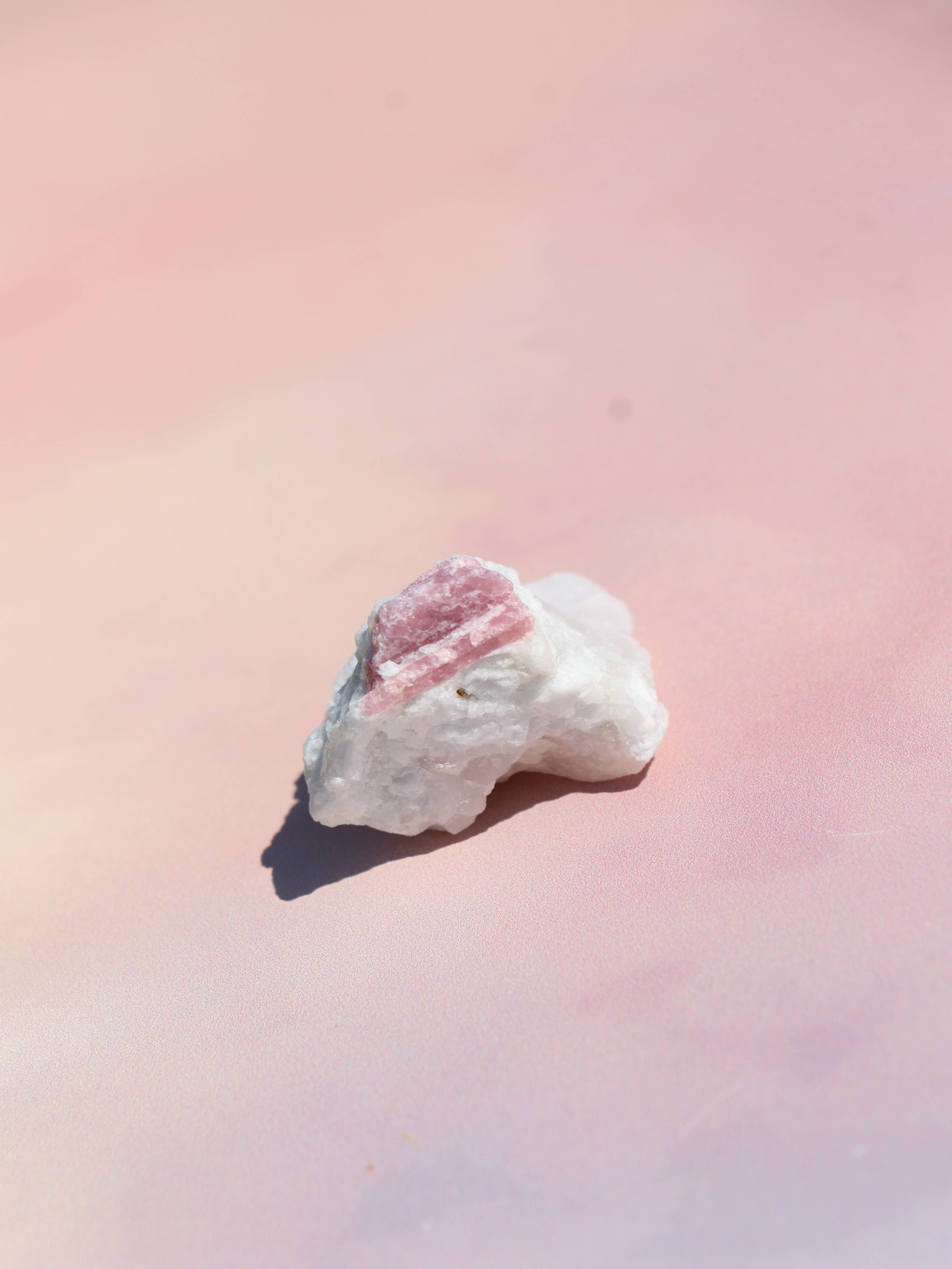 Rubelit - Kærlighed, Energi & Emotionel Healing
Rubelit, den smukke pink til rød variant af turmalin, er kendt for sin kraftfulde forbindelse til hjertchakraet og sin evne til at fremme kærlighed, indre styrke og følelsesmæssig heling. Denne krystal udstråler en blid, men stærk energi, der hjælper dig med at åbne op for kærlighed, både til dig selv og andre.
Egenskaber ved rubelit: Aktiverer og balancerer hjertchakraet. Understøtter selvkærlighed og følelsesmæssig balance. Hjælper ved stress, sorg og følel
