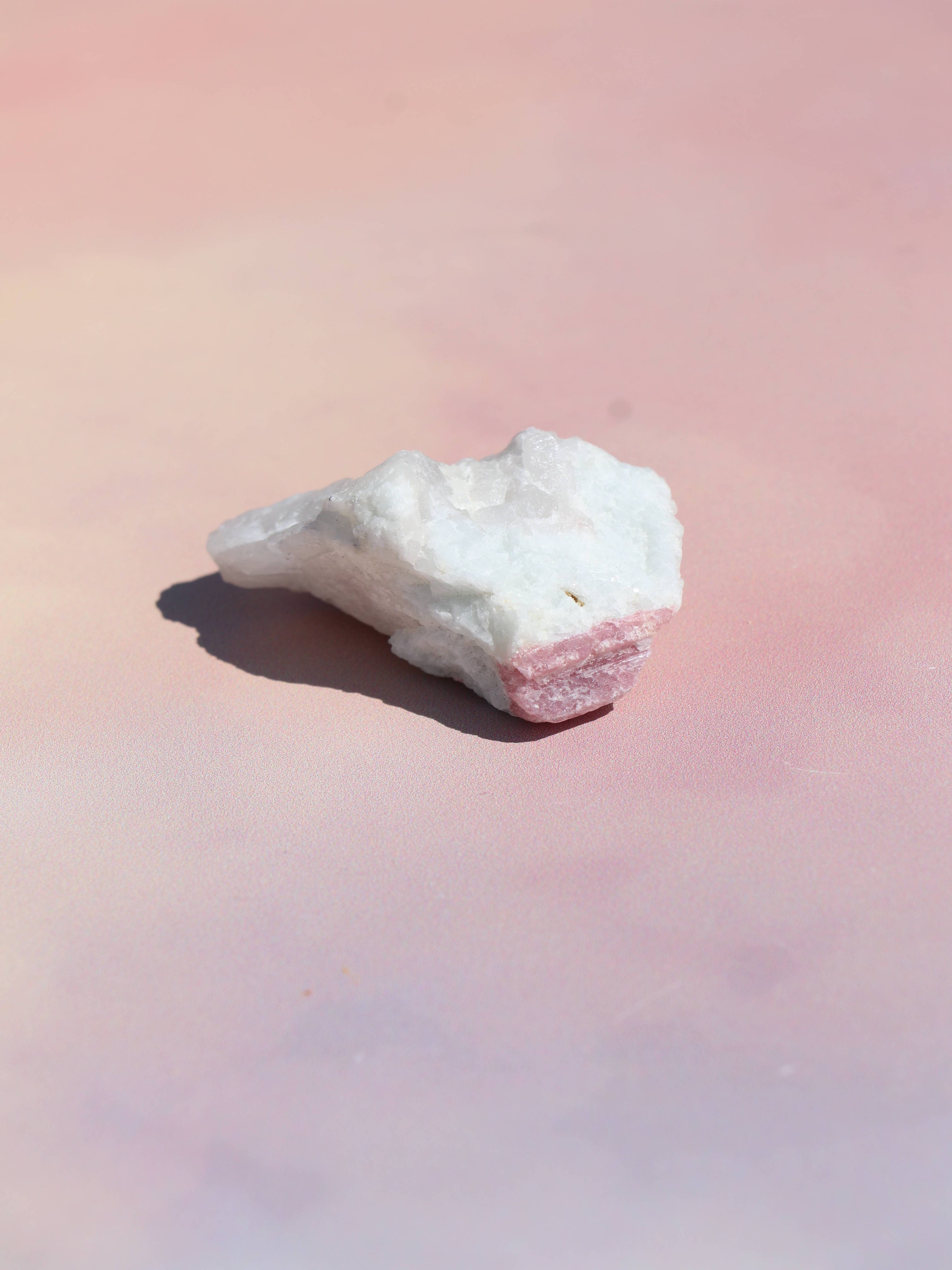 Rubelit - Kærlighed, Energi & Emotionel Healing
Rubelit, den smukke pink til rød variant af turmalin, er kendt for sin kraftfulde forbindelse til hjertchakraet og sin evne til at fremme kærlighed, indre styrke og følelsesmæssig heling. Denne krystal udstråler en blid, men stærk energi, der hjælper dig med at åbne op for kærlighed, både til dig selv og andre.
Egenskaber ved rubelit: Aktiverer og balancerer hjertchakraet. Understøtter selvkærlighed og følelsesmæssig balance. Hjælper ved stress, sorg og følel