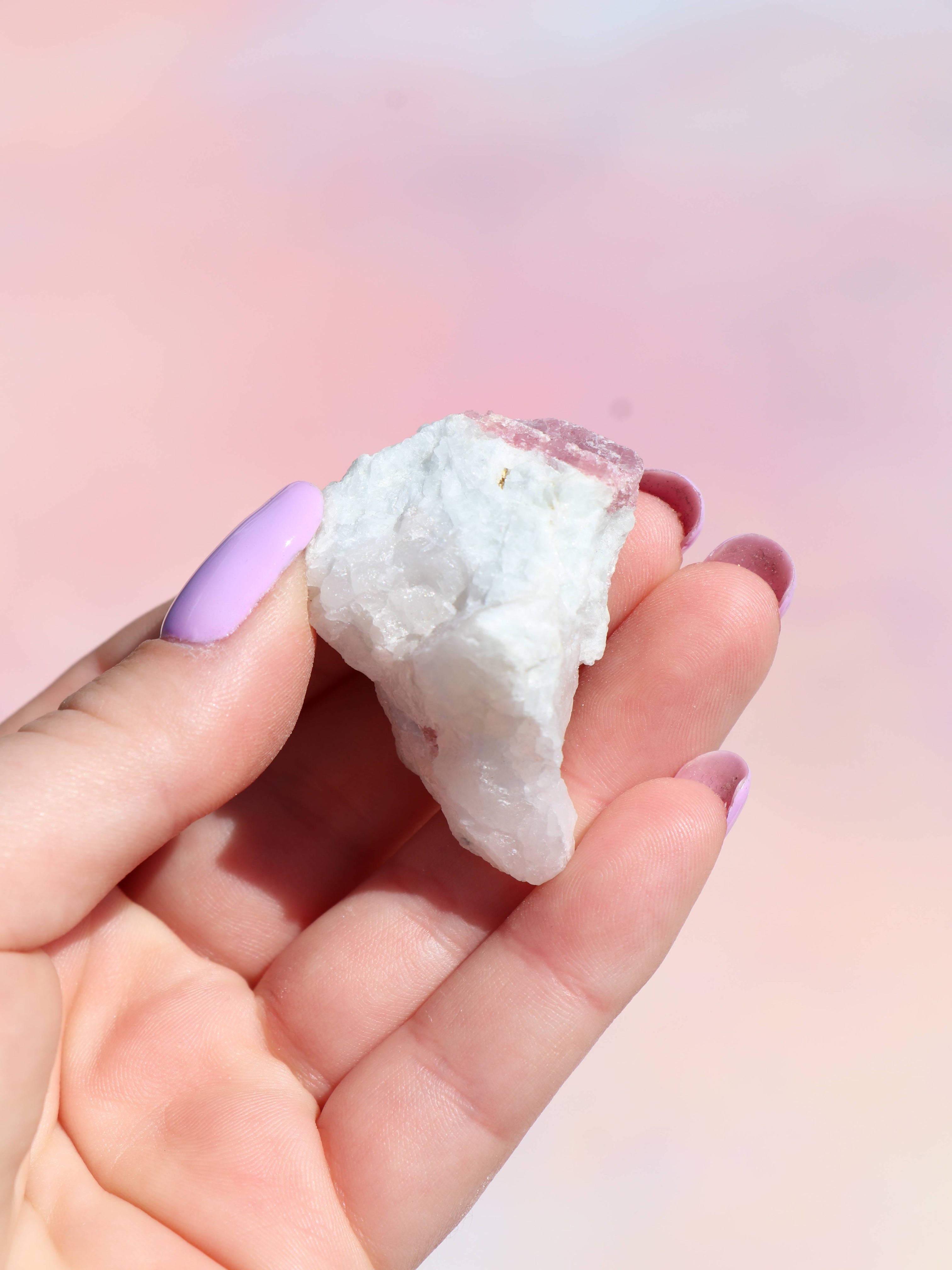 Rubelit - Kærlighed, Energi & Emotionel Healing
Rubelit, den smukke pink til rød variant af turmalin, er kendt for sin kraftfulde forbindelse til hjertchakraet og sin evne til at fremme kærlighed, indre styrke og følelsesmæssig heling. Denne krystal udstråler en blid, men stærk energi, der hjælper dig med at åbne op for kærlighed, både til dig selv og andre.
Egenskaber ved rubelit: Aktiverer og balancerer hjertchakraet. Understøtter selvkærlighed og følelsesmæssig balance. Hjælper ved stress, sorg og følel