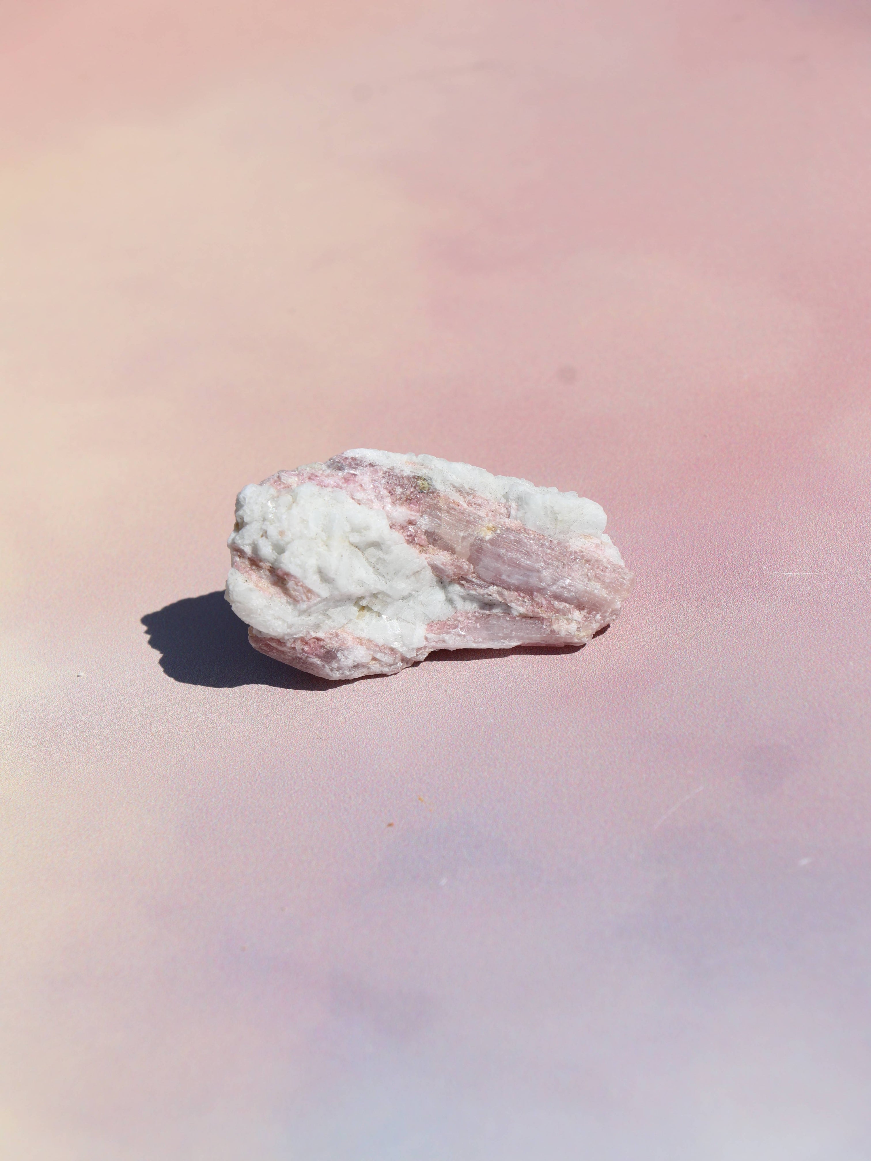 Rubelit - Kærlighed, Energi & Emotionel Healing
Rubelit, den smukke pink til rød variant af turmalin, er kendt for sin kraftfulde forbindelse til hjertchakraet og sin evne til at fremme kærlighed, indre styrke og følelsesmæssig heling. Denne krystal udstråler en blid, men stærk energi, der hjælper dig med at åbne op for kærlighed, både til dig selv og andre.
Egenskaber ved rubelit: Aktiverer og balancerer hjertchakraet. Understøtter selvkærlighed og følelsesmæssig balance. Hjælper ved stress, sorg og følel